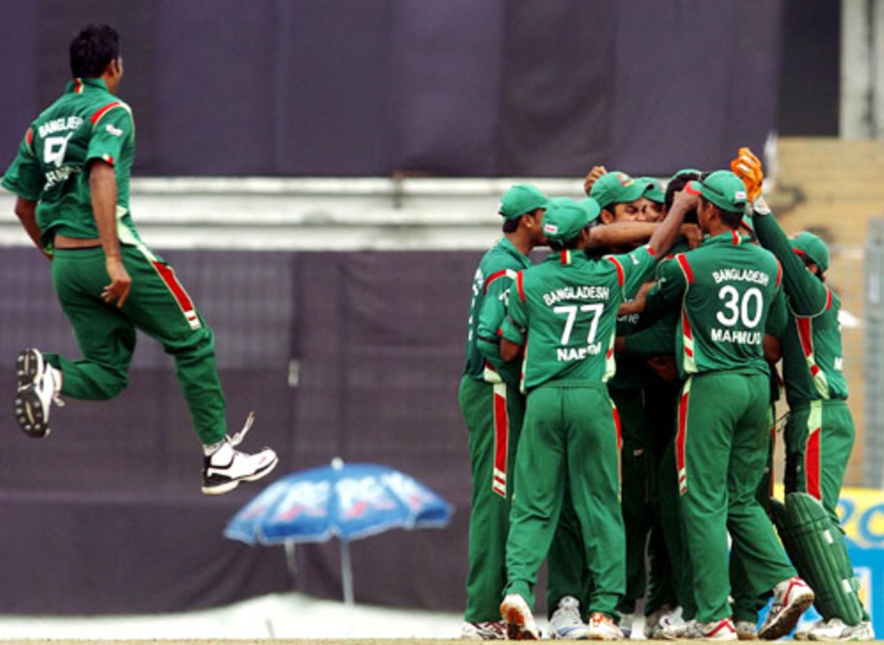 Bangladesh celebrate the dismissal of Daniel Flynn, Bangladesh v New Zealand, 1st ODI, Mirpur, October 9, 2008