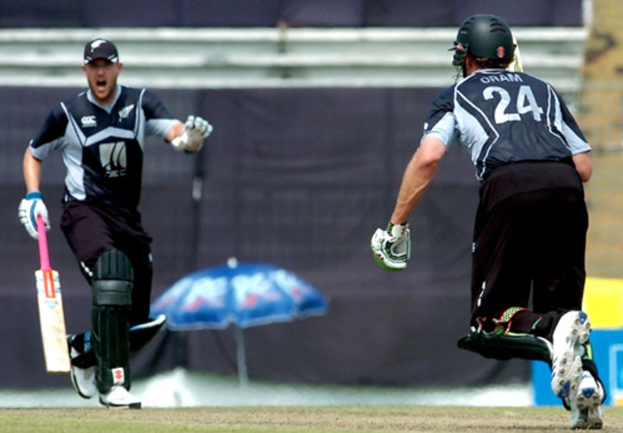 Daniel Vettori makes his 'no' loud and clear, Bangladesh v New Zealand, 1st ODI, Mirpur, October 9, 2008