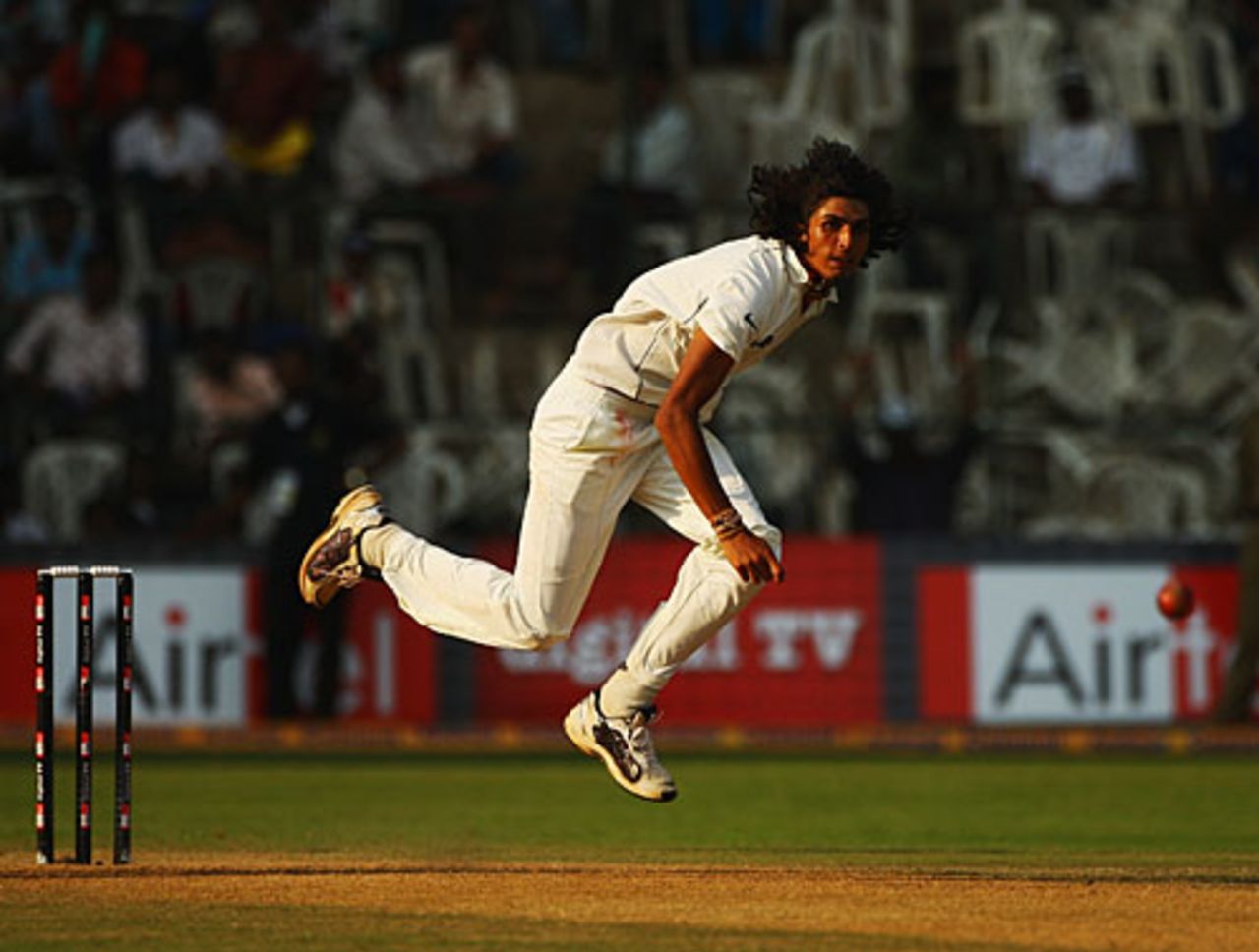 Ishant Sharma bowls during the final session, India v Australia, 1st Test, Bangalore, 1st day, October 9, 2008