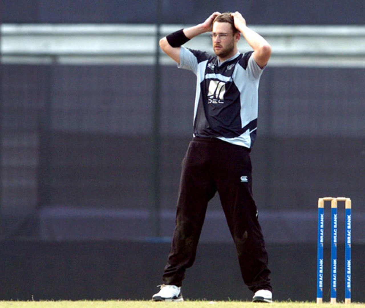 Daniel Vettori sees the game slip away from New Zealand's grasp, Bangladesh v New Zealand, 1st ODI, Mirpur, October 9, 2008