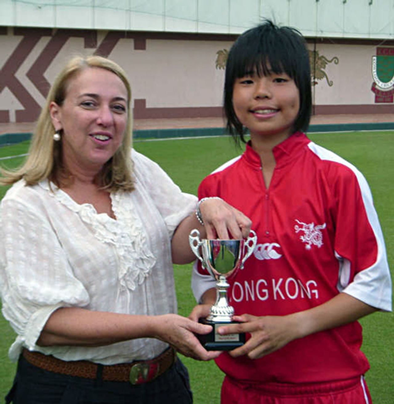 Chan Sau Har (Charlotte) receives her Player of the Match award from Julie Atkinson. HK Women v. JP Women, KCC, 10.10.2008