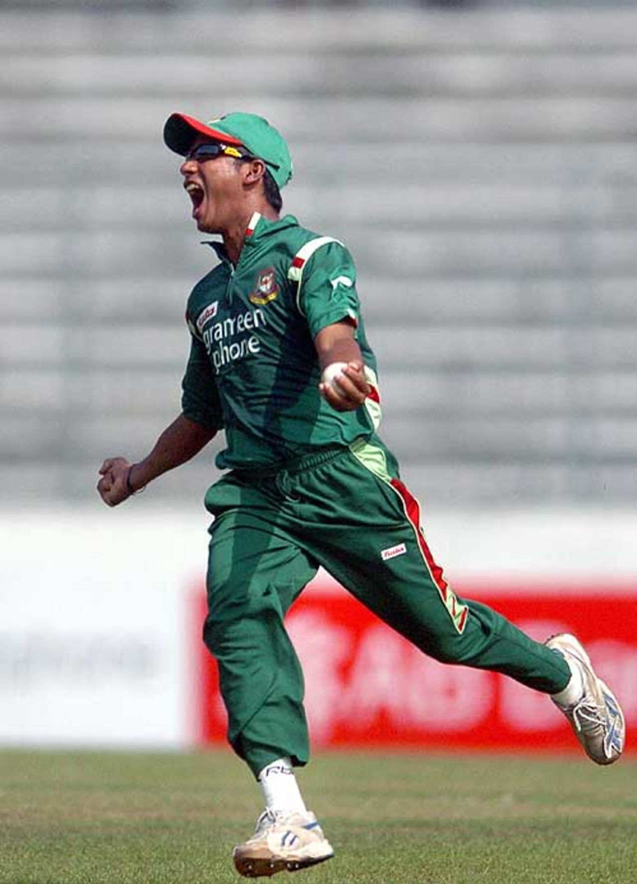 More reason for Mohammad Ashraful to celebrate as New Zealand collapse, Bangladesh v New Zealand, 2nd ODI, Mirpur, October 11, 2008