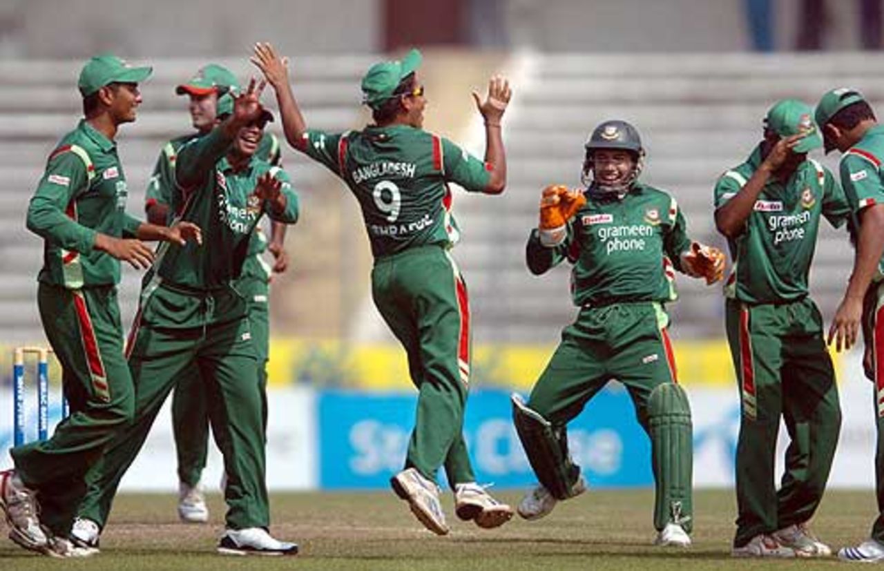 Bangladesh celebrate Jamie How's dismissal, Bangladesh v New Zealand, 2nd ODI, Mirpur, October 11, 2008
