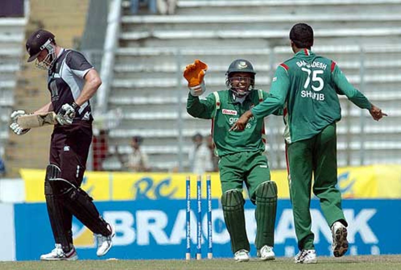 Kyle Mills departs to Shakib Al Hasan, Bangladesh v New Zealand, 2nd ODI, Mirpur, October 11, 2008