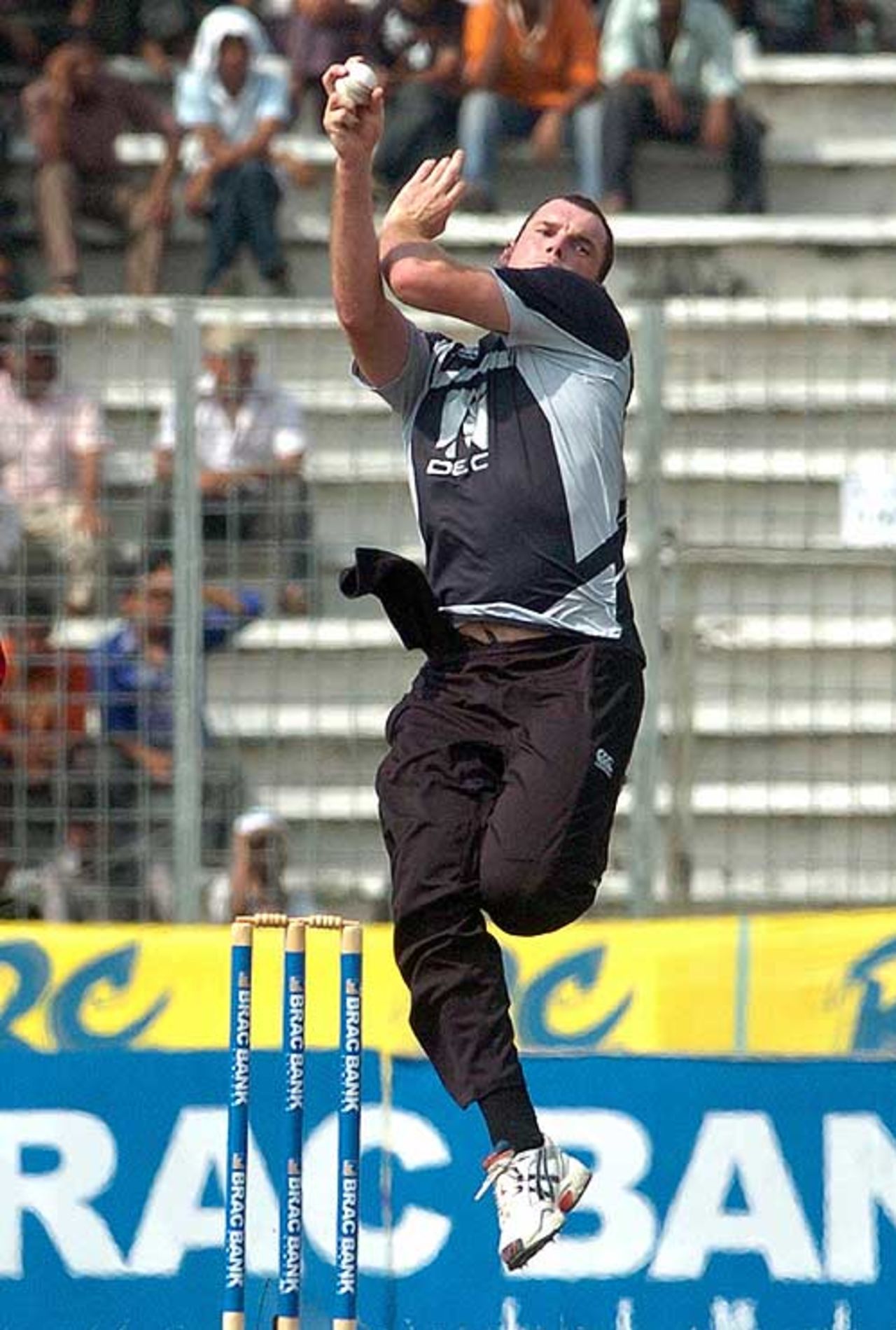 Kyle Mills dented Bangladesh's chase, Bangladesh v New Zealand, 2nd ODI, Mirpur, October 11, 2008