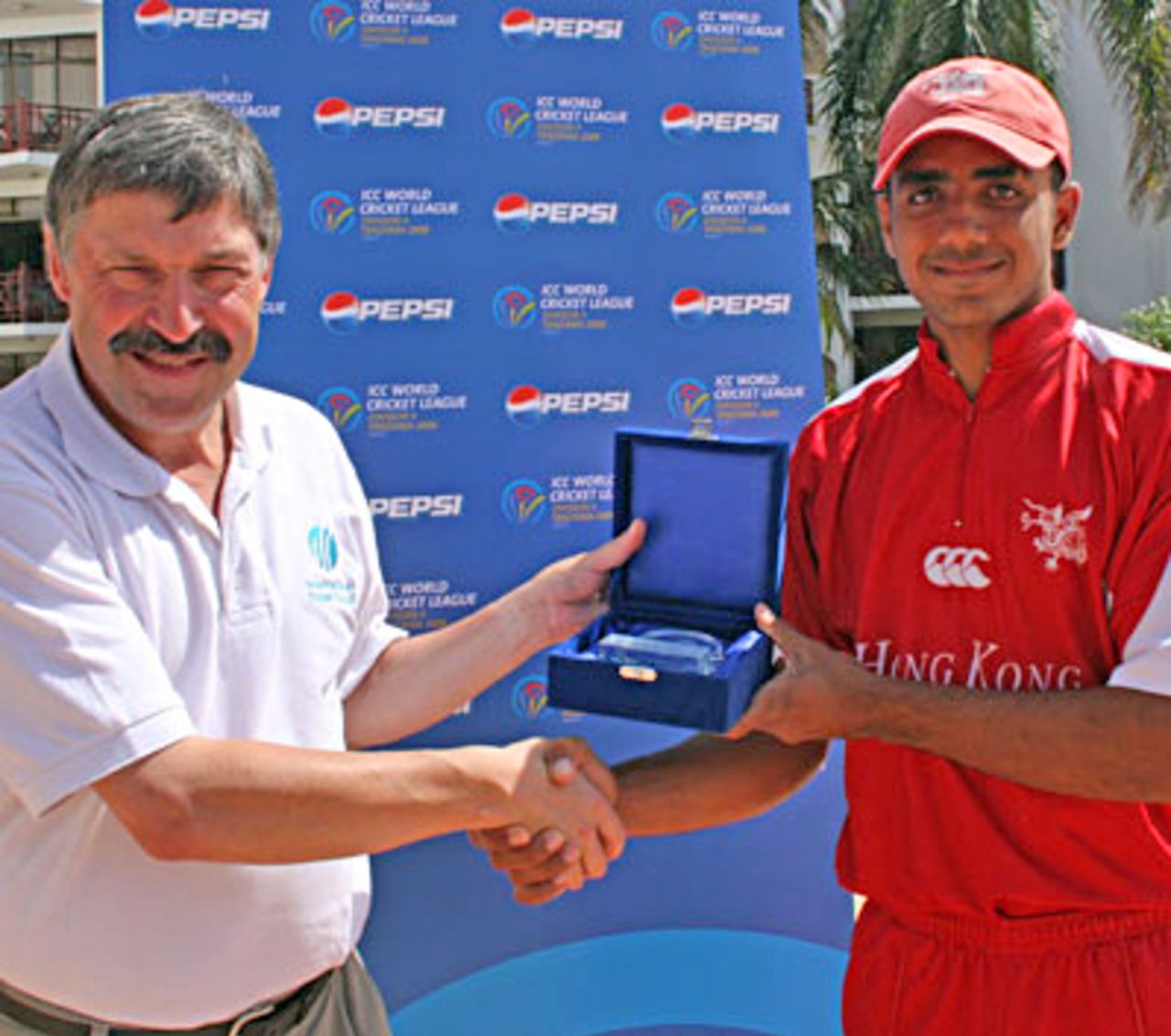 Zain Abbas receives his Man of the Match award from Tournament Referee David Dukes, ICC WCL Division 4 - 07.10.2008