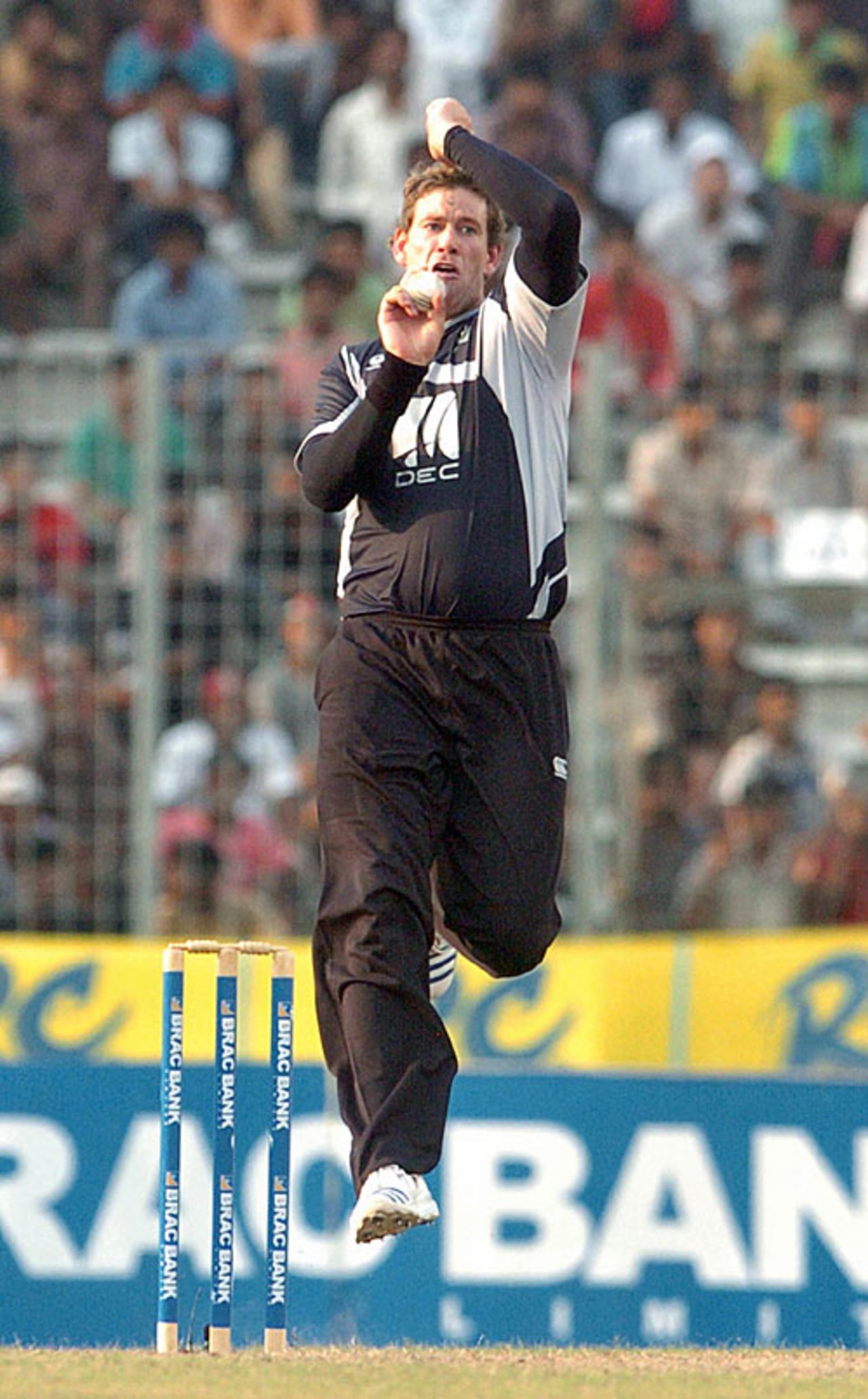 Jacob Oram bowls during his 2 for 23, Bangladesh vs New Zealand, 2nd ODI, Mirpur, October 11, 2008
