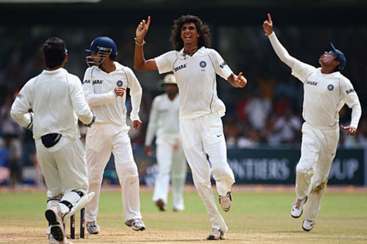 Ishant Sharma is ecstatic after dismissing Ricky Ponting, India v Australia, 1st Test, Bangalore, 4th day, October 12, 2008