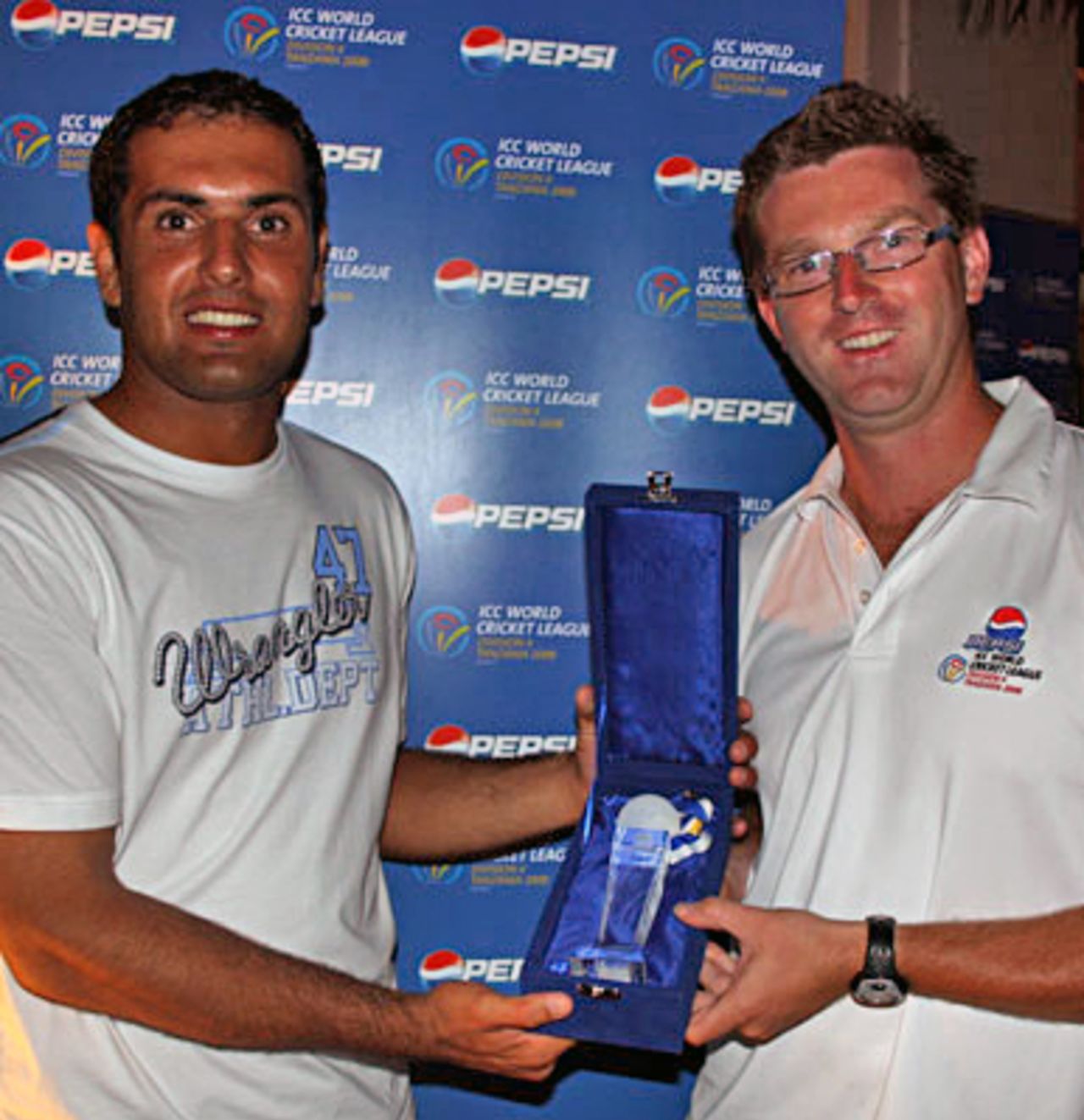 Afghanistan's Mohammad Nabi receives the Player of the Tournament award from Tournament Director Andrew Faichney. ICC WCL Division 4 - 11.10.2008 