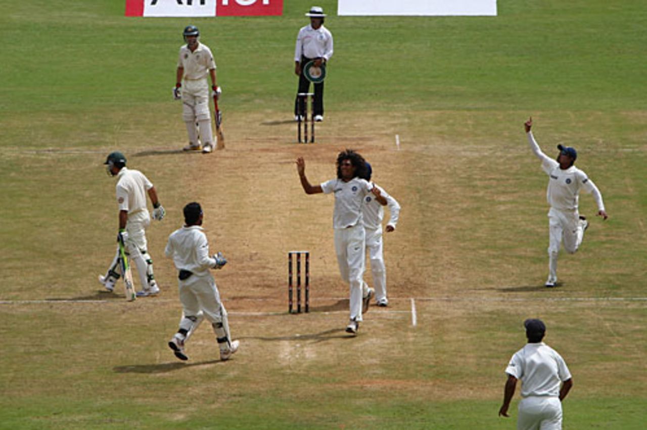 Ishant Sharma gets Ricky Ponting caught for 17, India v Australia, 1st Test, Bangalore, 4th day, October 12, 2008