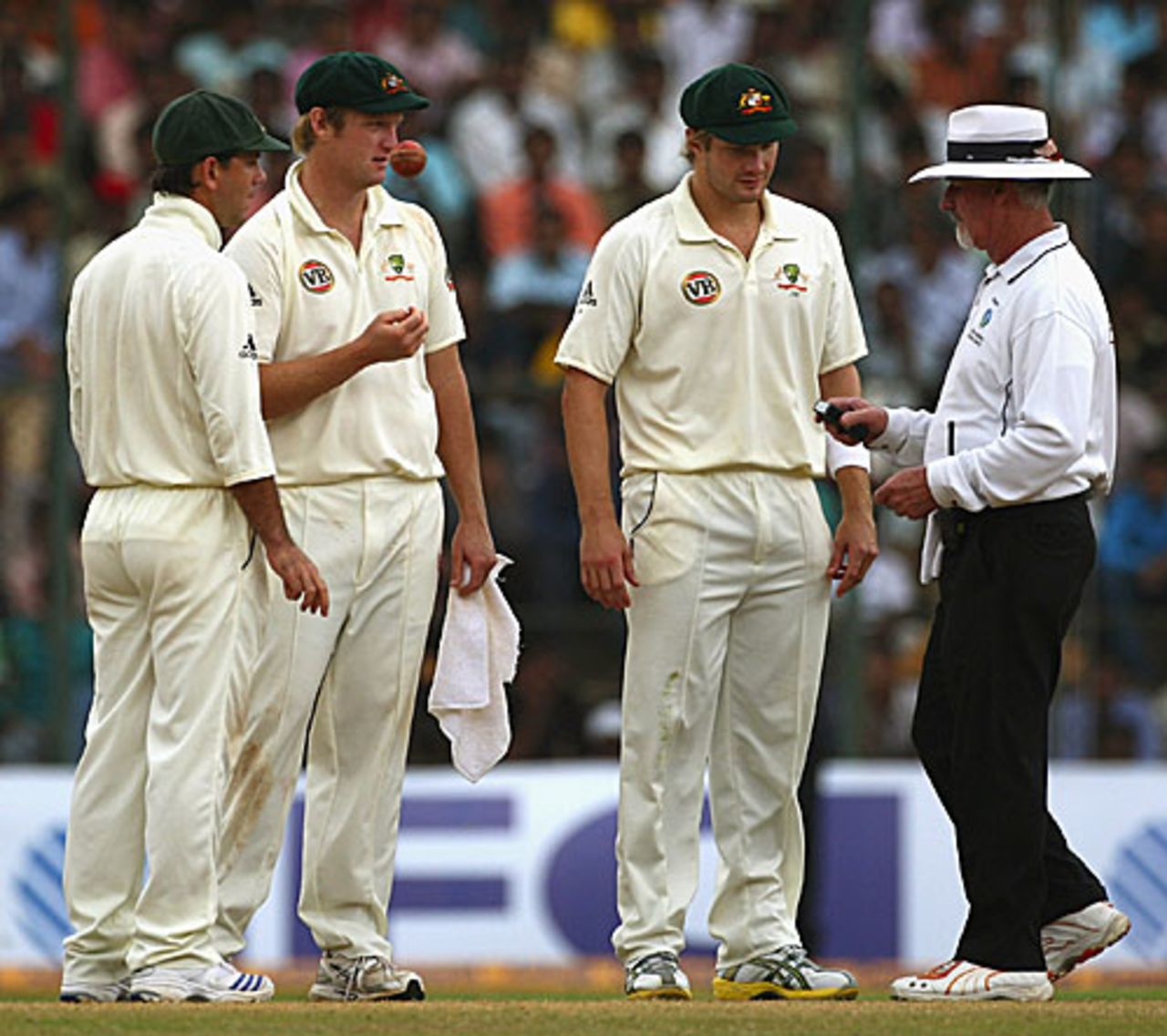 Rudi Koertzen has a word with the Australians about the fading light, India v Australia, 1st Test, Bangalore, 5th day, October 13, 2008