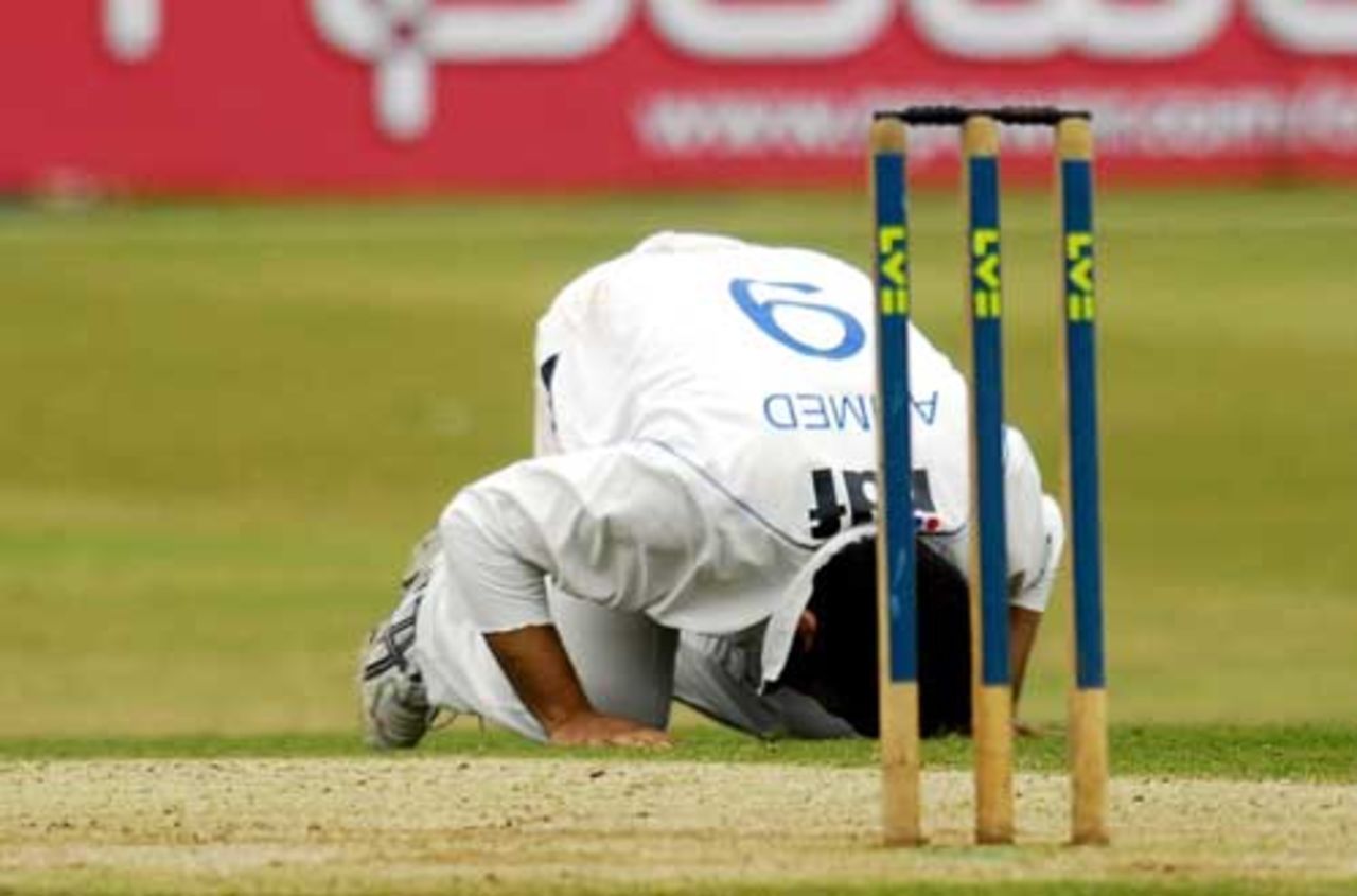 Mushtaq Ahmed kisses the ground, Sussex v Worcestershire, County Championship, Hove, 22 September 2007