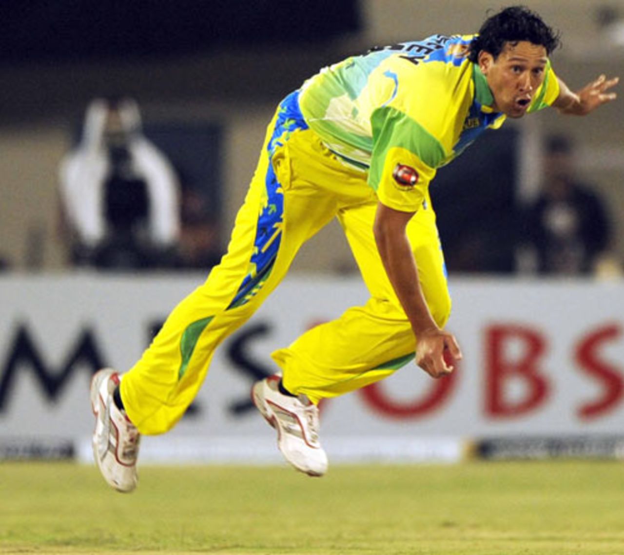 Daryl Tuffey provided the early breakthroughs, Chandigarh Lions v Mumbai Champs, Hyderabad, October 13, 2008 
