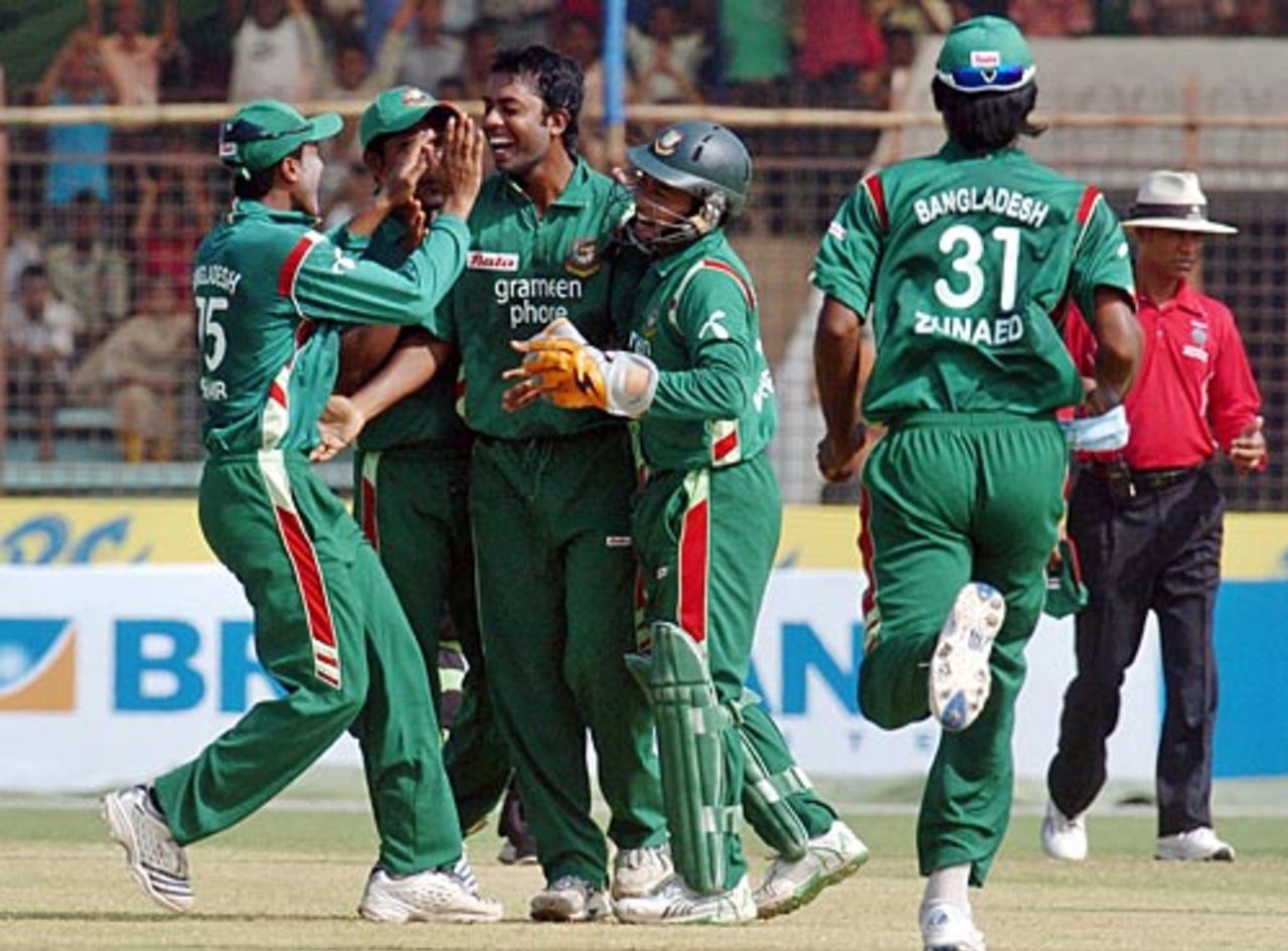 Team-mates congratulate Syed Rasel on dismissing Jesse Ryder, Bangladesh v New Zealand, 3rd ODI, Chittagong, October 14, 2008