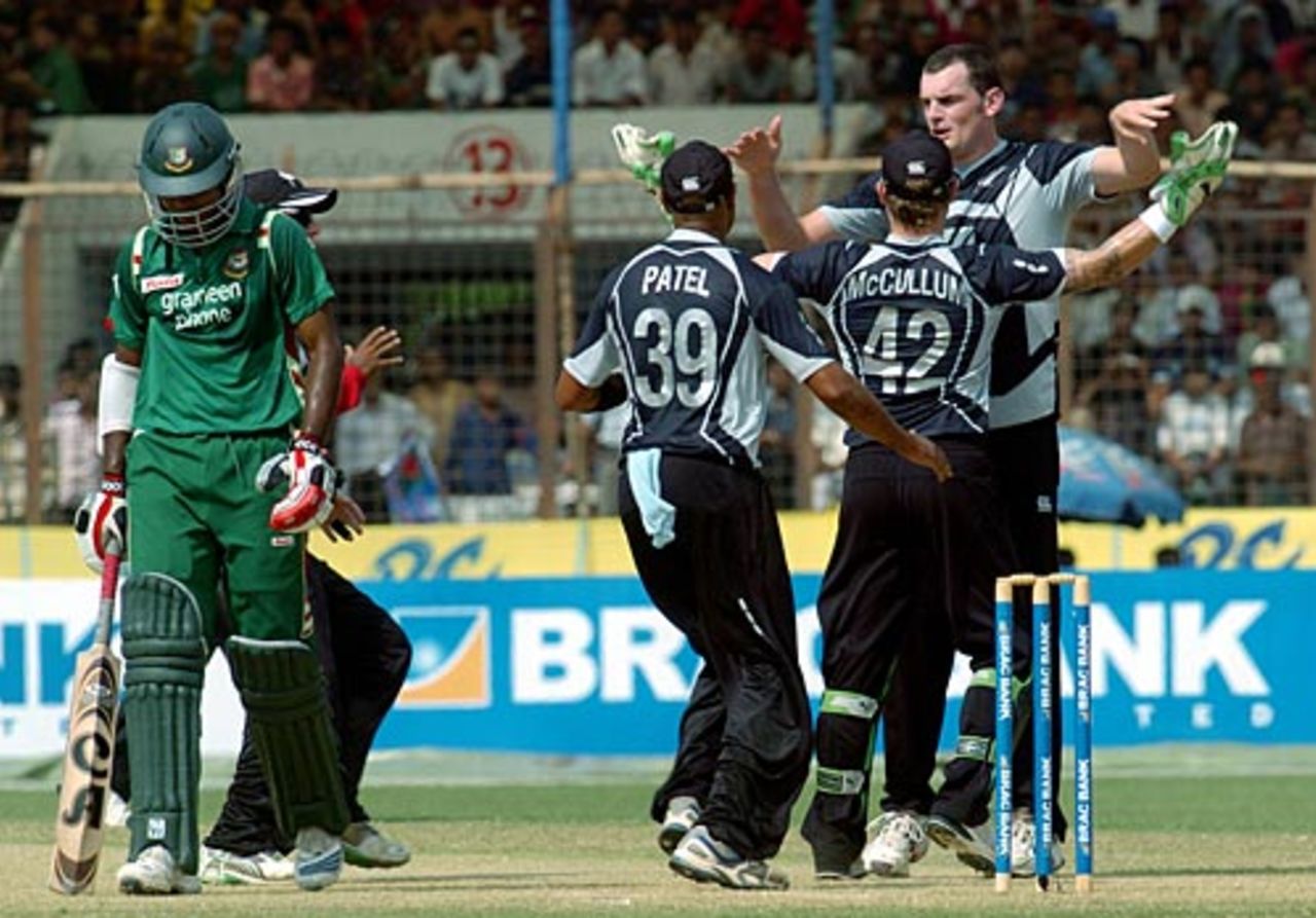Kyle Mills is mobbed by team-mates after picking up Junaid Siddique's wicket, Bangladesh v New Zealand, 3rd ODI, Chittagong, October 14, 2008