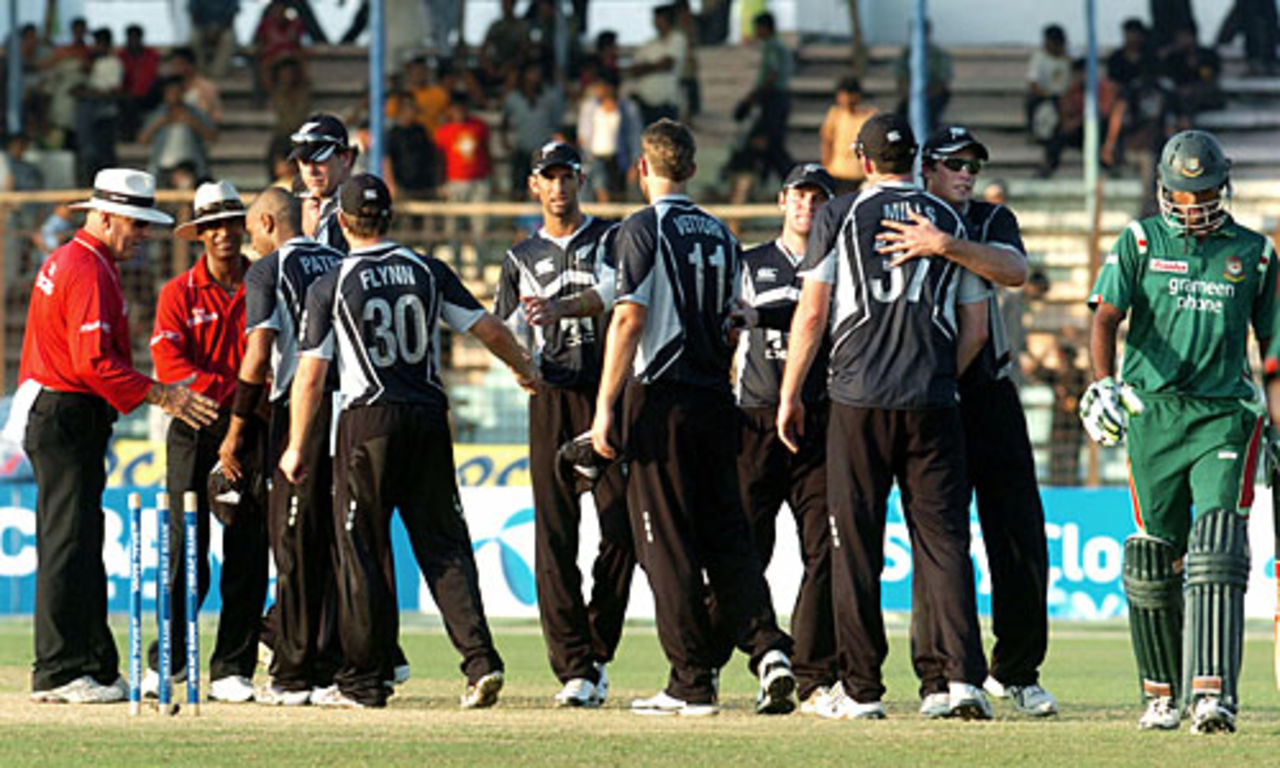 New Zealand celebrate their series win, Bangladesh v New Zealand, 3rd ODI, Chittagong, October 14, 2008