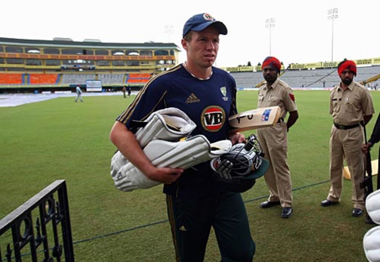 Peter Siddle takes his gear indoors, Mohali, October 16, 2008