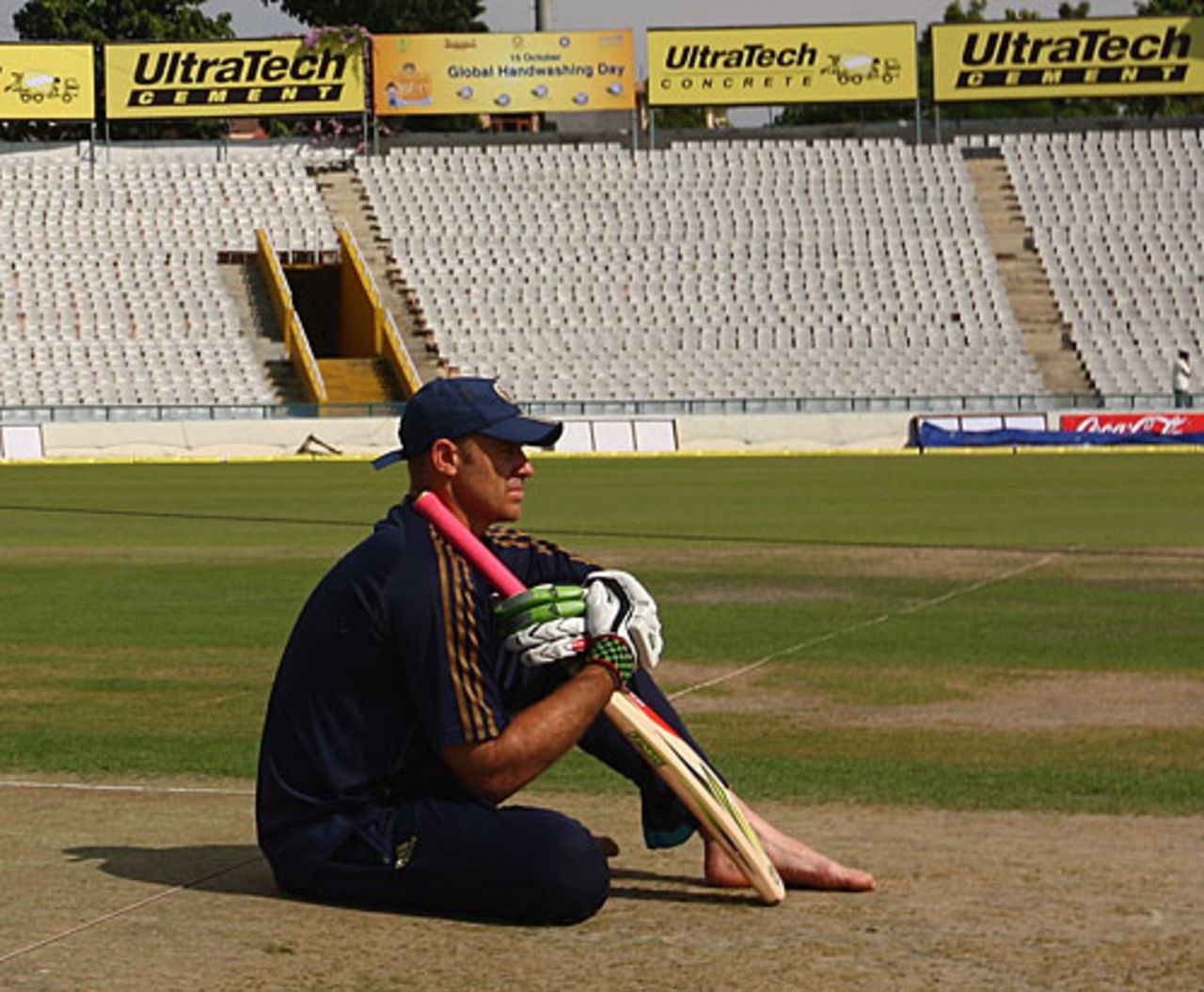 Matthew Hayden prepares to meditate, Mohali, October 16, 2008