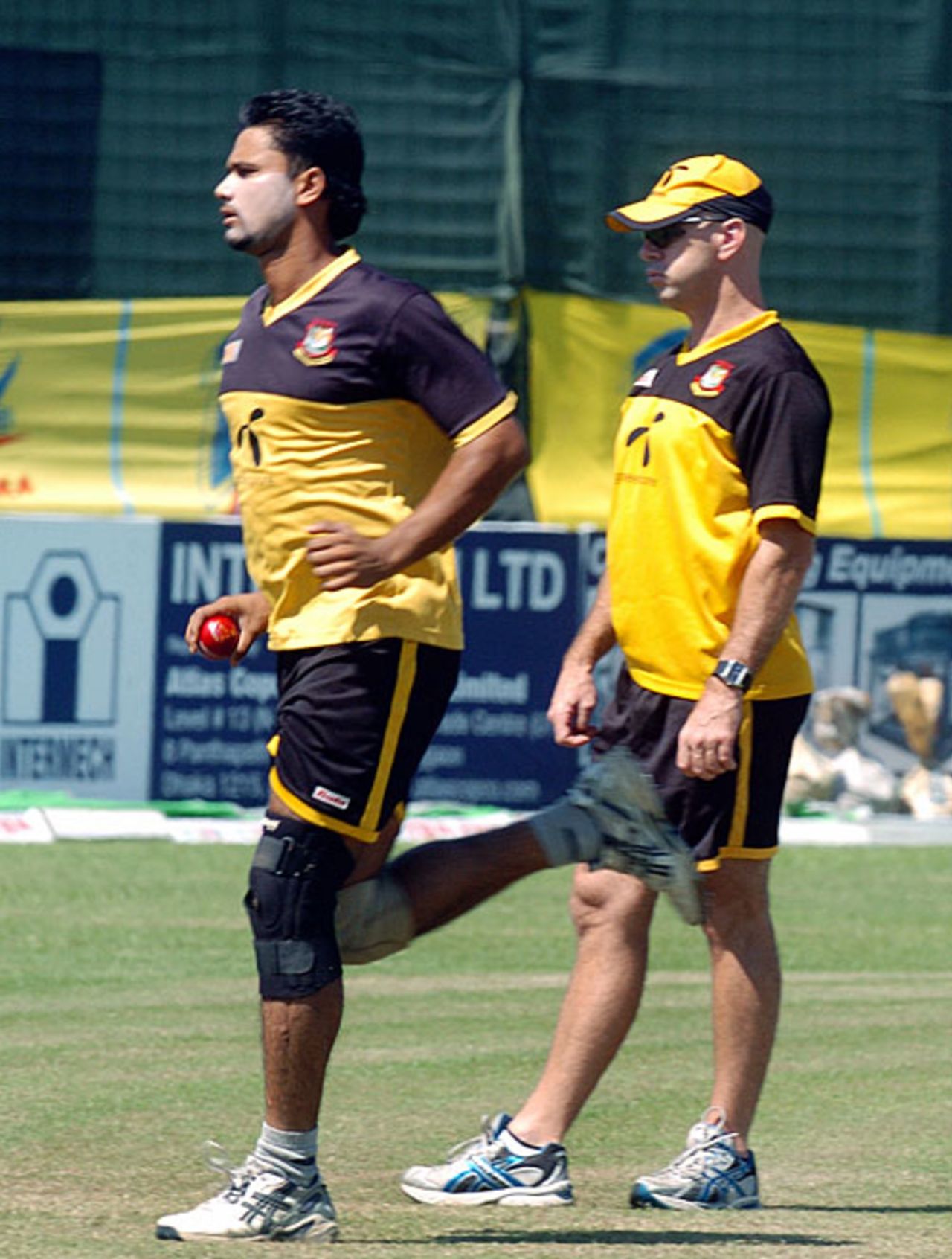 Mashrafe Mortaza gets ready to bowl at the nets, Chittagong, October 16, 2008