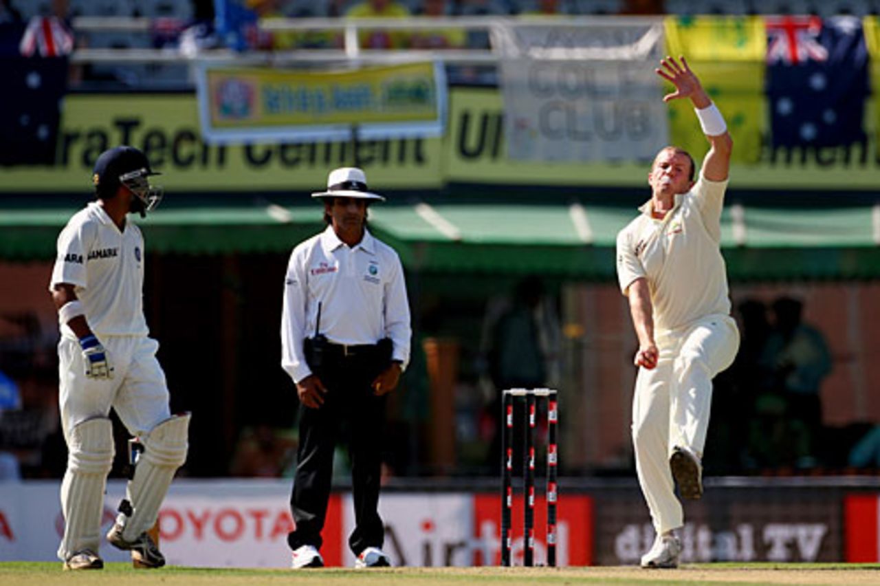 Peter Siddle bowls on his debut, India v Australia, 2nd Test, Mohali, 1st day, October 17, 2008