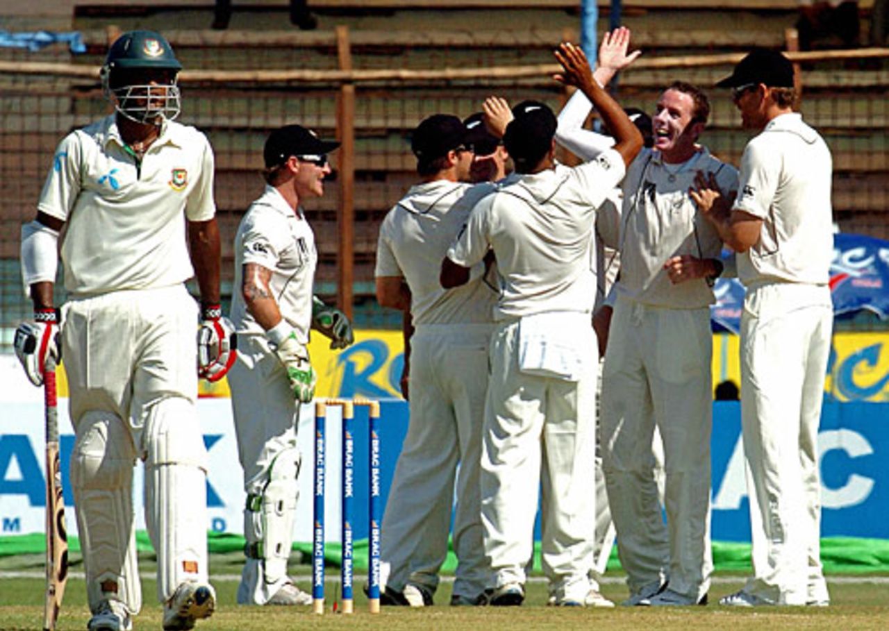 New Zealand celebrate the wicket of Junaid Siddique, Bangladesh v New Zealand, 1st Test, Chittagong, 1st day, October 17, 2008