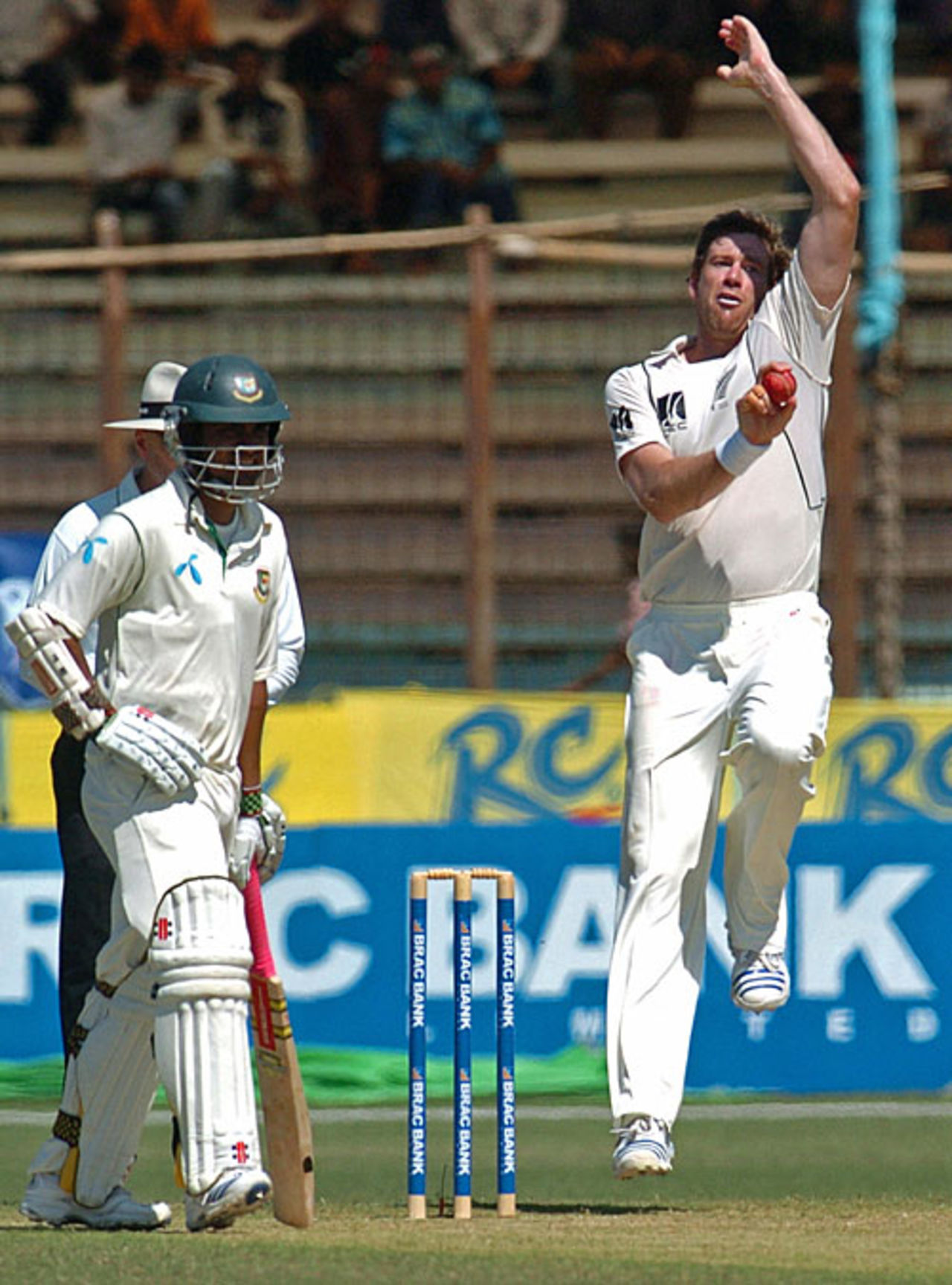 Jacob Oram on the top of his run-up, Bangladesh v New Zealand, 1st Test, Chittagong, 1st day, October 17, 2008