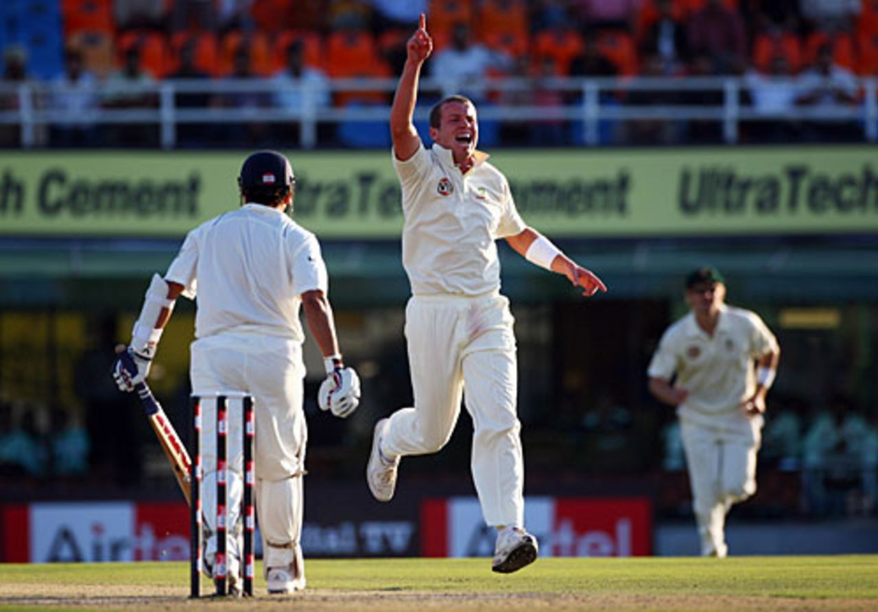 Peter Siddle is ecstatic after dismissing Sachin Tendulkar for 88, India v Australia, 2nd Test, Mohali, 1st day, October 17, 2008