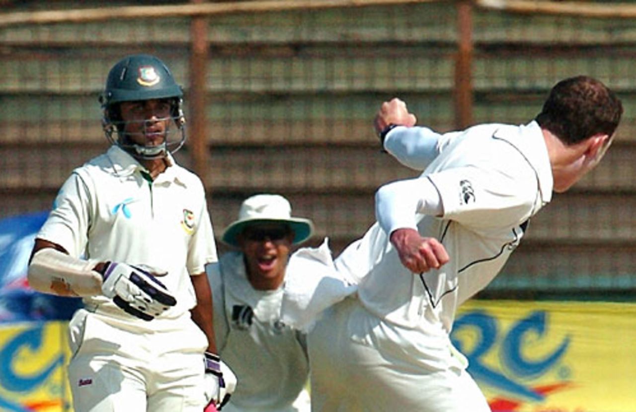 Iain O'Brien exults after dismissing Mehrab Hossain jnr for 83, Bangladesh v New Zealand, 1st Test, Chittagong, 2nd day, October 18, 2008