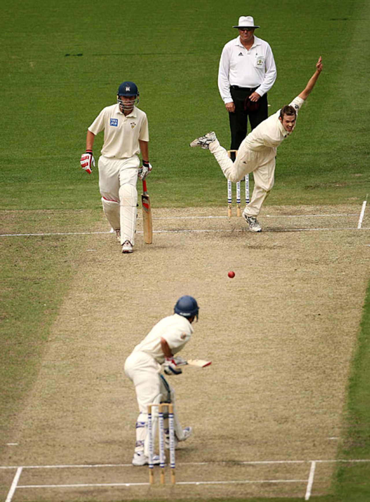 Debutant Ben Laughlin bowls a delivery, Victoria v Queensland, Pura Cup, 2nd day, MCG, March 8, 2008