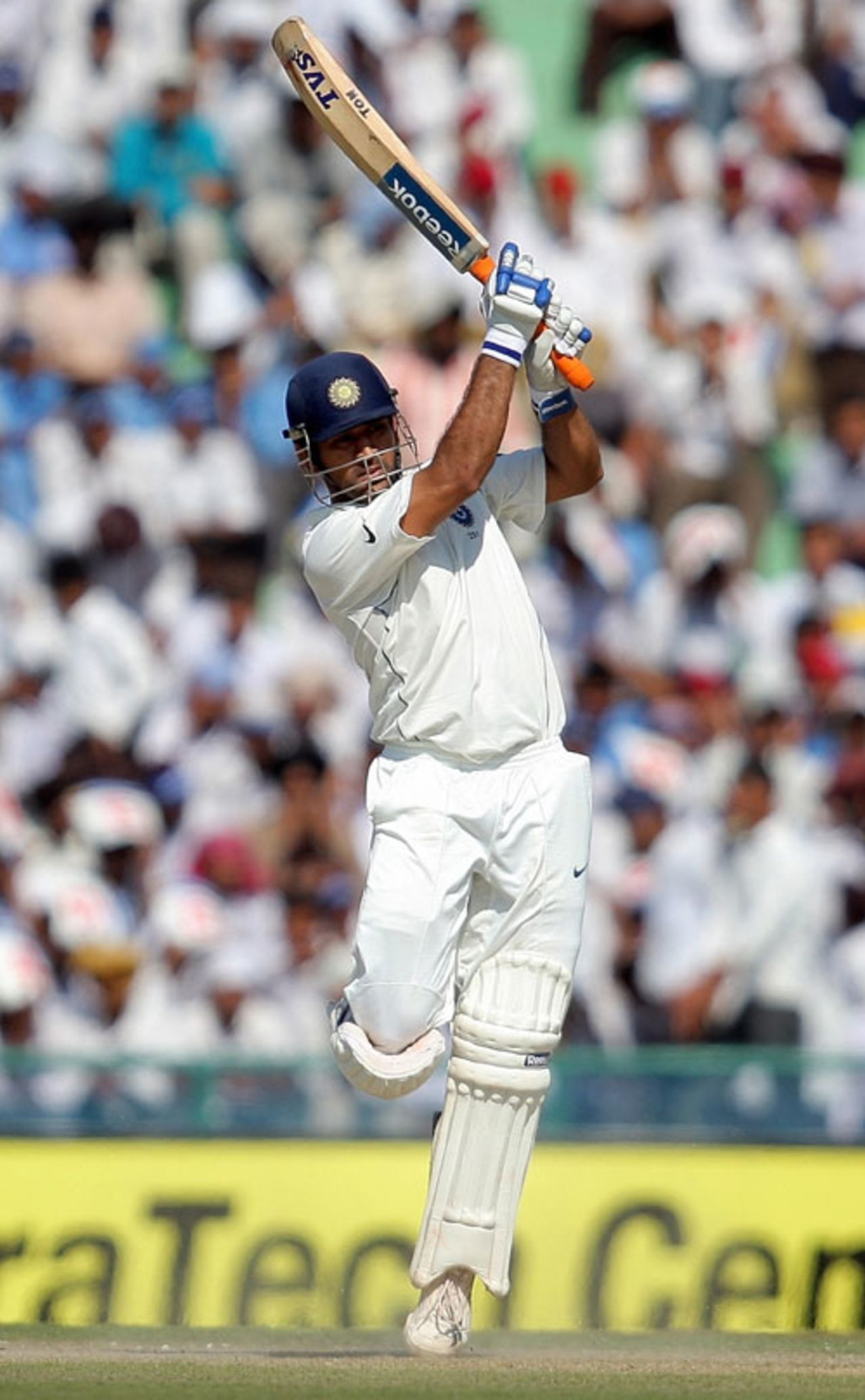 Mahendra Singh Dhoni gets into the swing of things, India v Australia, 2nd Test, 2nd day, Mohali, October 18, 2008