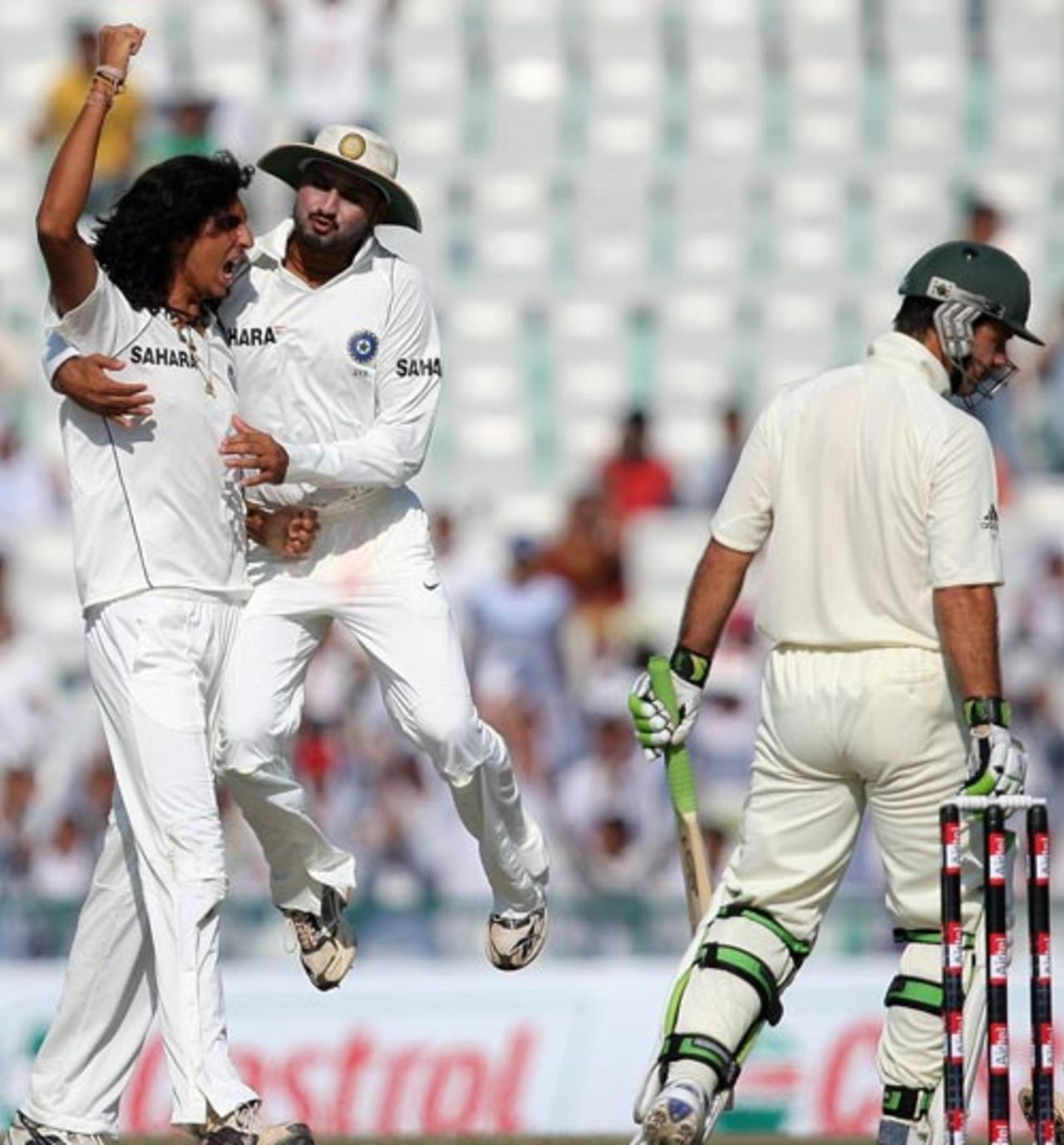 Ishant Sharma and Harbhajan Singh know the importance of Ricky Ponting's wicket, India v Australia, 2nd Test, 2nd day, Mohali, October 18, 2008