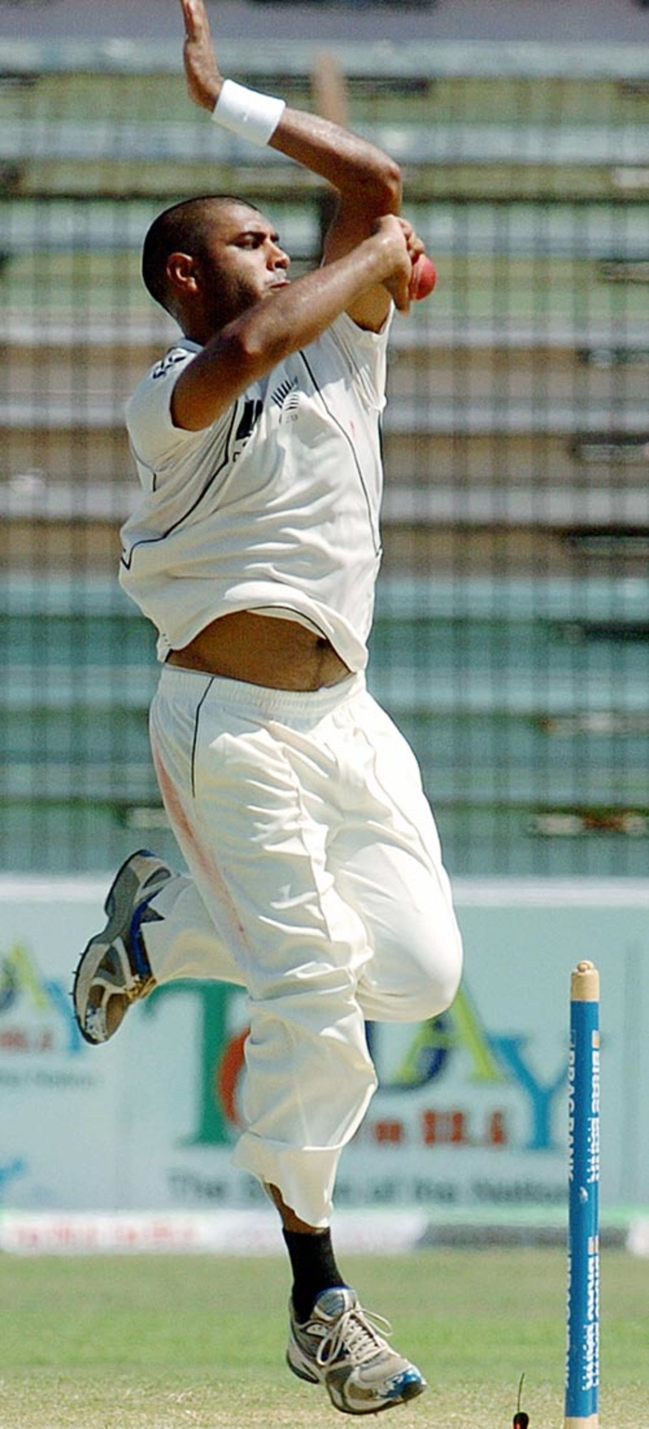 Jeetan Patel toils hard, Bangladesh v New Zealand, 1st Test, Chittagong, 3rd day, October 19, 2008