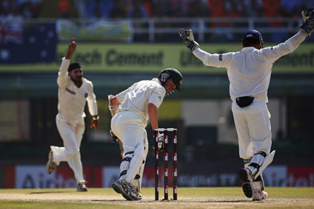 Harbhajan Singh has Brett Lee caught at slip, India v Australia, 2nd Test, Mohali, 3rd day, October 19, 2008