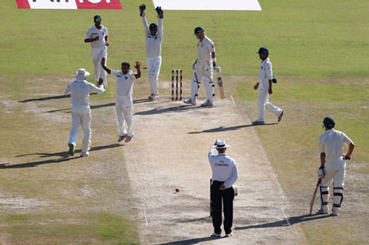 Shane Watson is out lbw to Amit Mishra, India v Australia, 2nd Test, Mohali, 3rd day, October 19, 2008