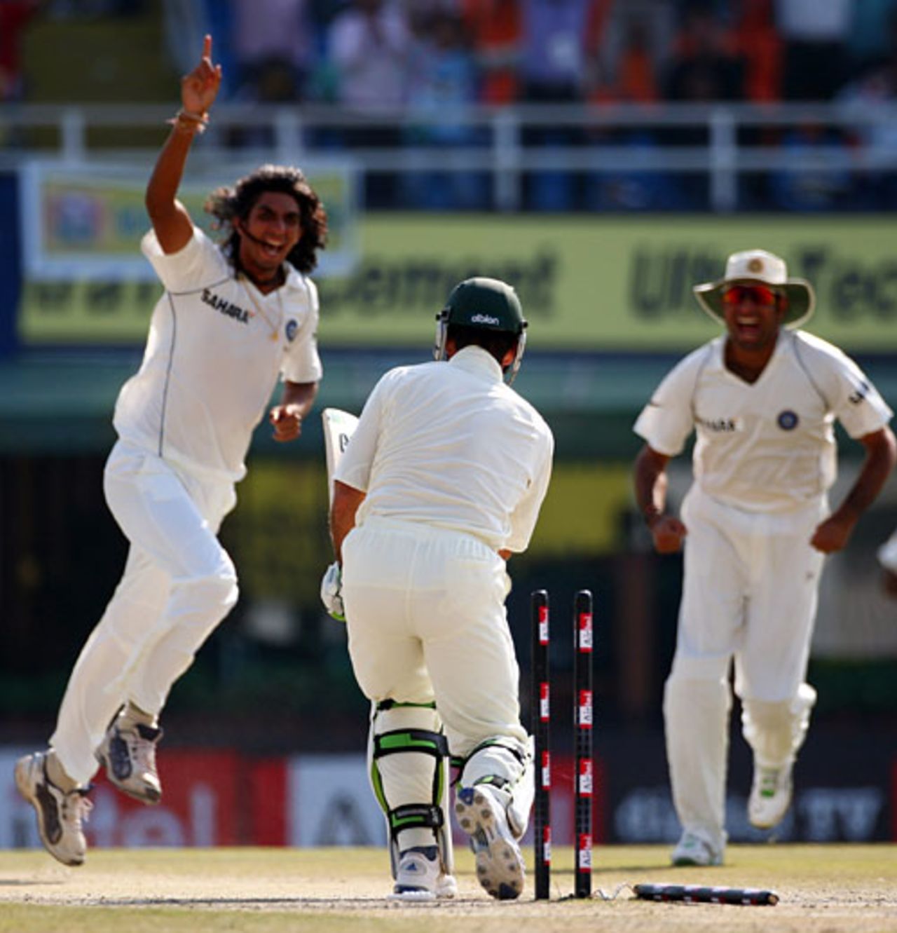 Ricky Ponting is comprehensively bowled by Ishant Sharma, India v Australia, 2nd Test, Mohali, 4th day, October 20, 2008