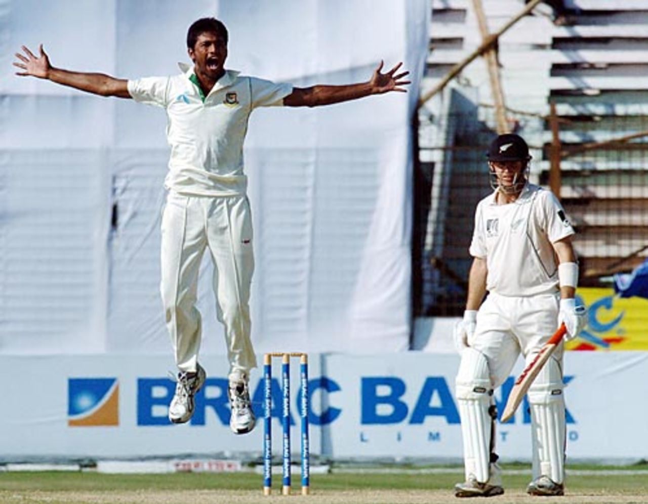 Shahadat Hossain appeals unsuccessfully against Aaron Redmond, Bangladesh v New Zealand, 1st Test, Chittagong, 4th day, October 20, 2008