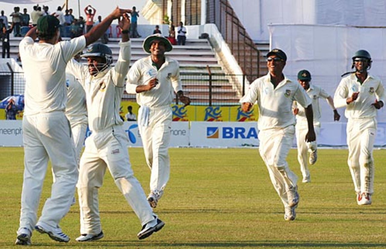 Team-mates rush to congratulate Mashrafe Mortaza after the dismissal of Jesse Ryder, Bangladesh v New Zealand, 1st Test, Chittagong, 4th day, October 20, 2008