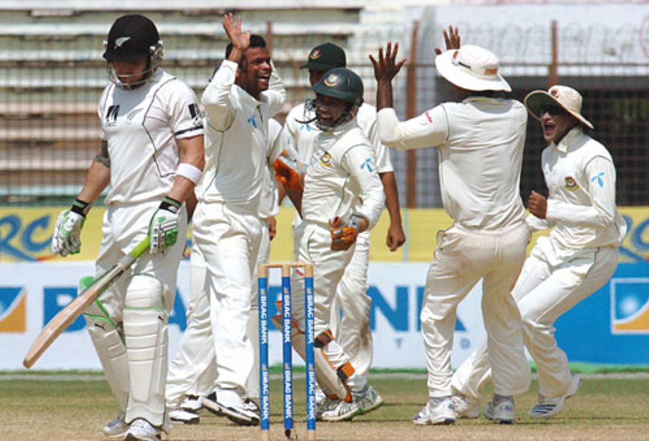 Abdur Razzak celebrates with his team-mates after dismissing Brendon McCullum, Bangladesh v New Zealand, 1st Test, Chittagong, 5th day, October 21, 2008