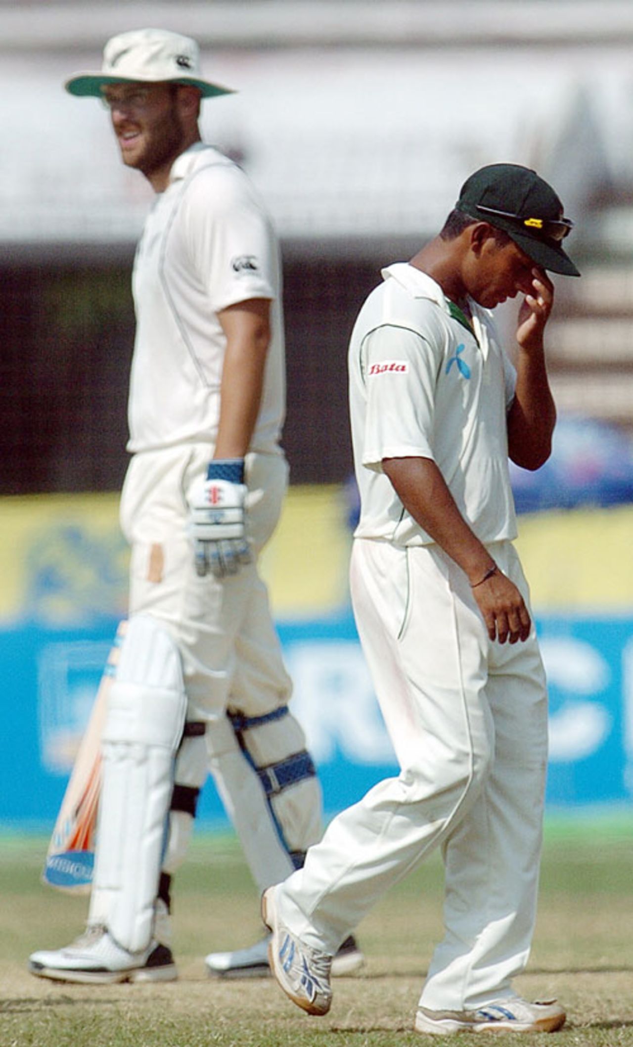 Mohammad Ashraful feels the frustration as Daniel Vettori takes New Zealand closer to their target, Bangladesh v New Zealand, 1st Test, Chittagong, 5th day, October 21, 2008