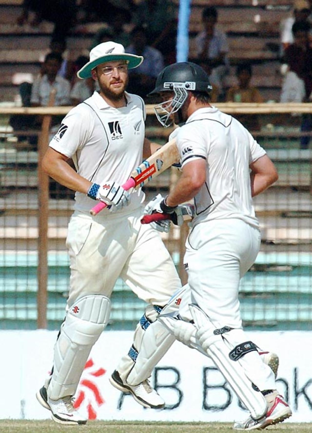 Daniel Vettori and Daniel Flynn scamper through for a quick single, Bangladesh v New Zealand, 1st Test, Chittagong, 5th day, October 21, 2008