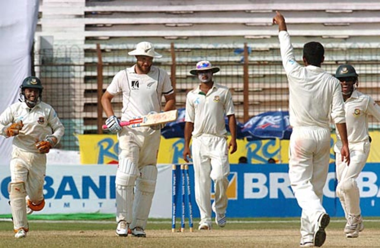 Daniel Vettori is cleaned up by Abdur Razzak, Bangladesh v New Zealand, 1st Test, Chittagong, 5th day, October 21, 2008