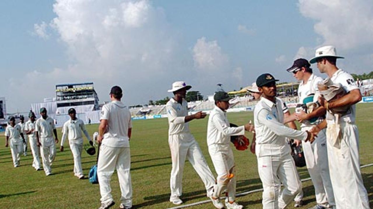 Both sets of players exchange handshakes after the match, Bangladesh v New Zealand, 1st Test, Chittagong, 5th day, October 21, 2008