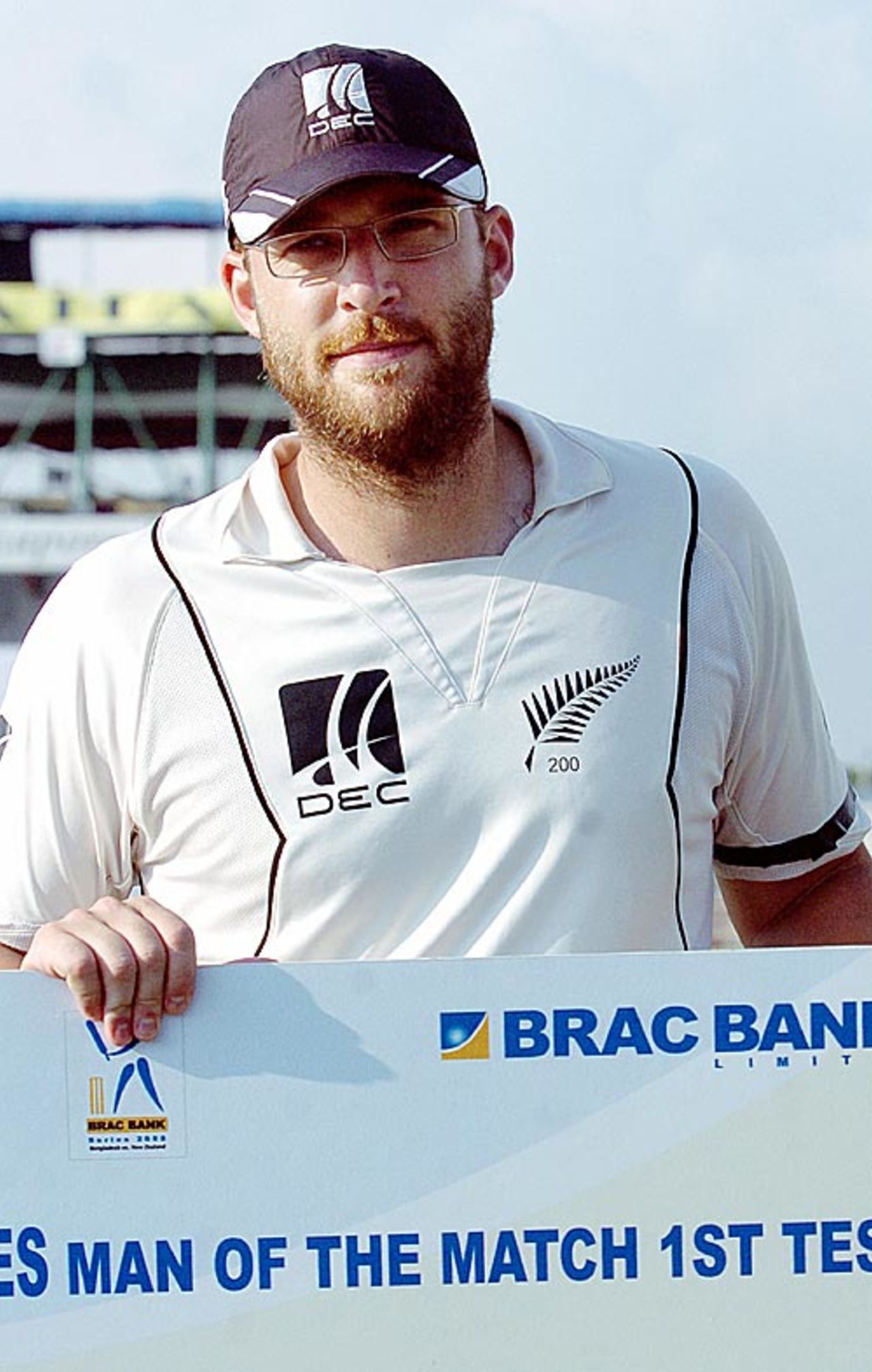 Daniel Vettori poses with the Man-of-the-Match cheque, Bangladesh v New Zealand, 1st Test, Chittagong, 5th day, October 21, 2008