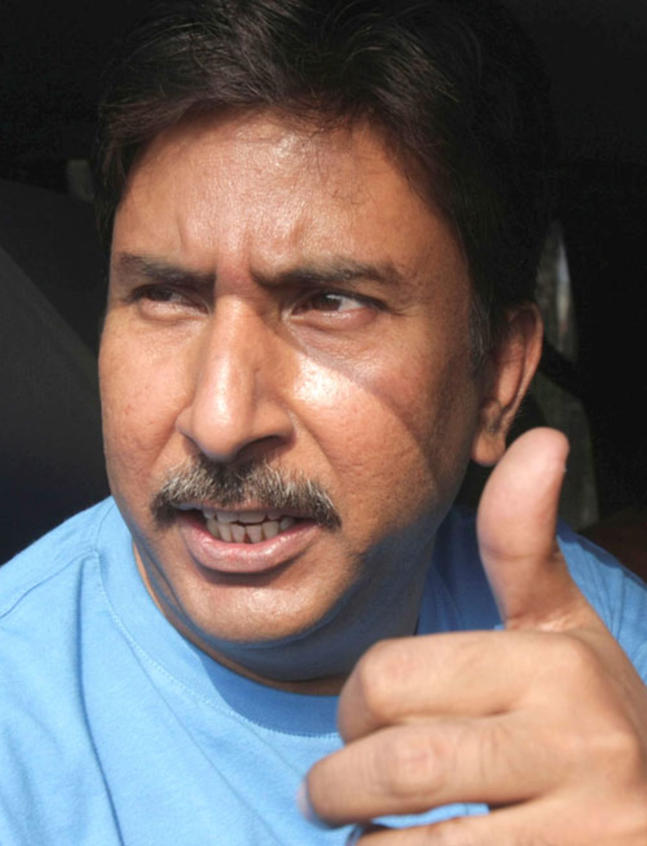 Saleem Malik gives the thumbs up as he leaves court in Lahore following the lifting of his life ban, Lahore, October 23, 2008