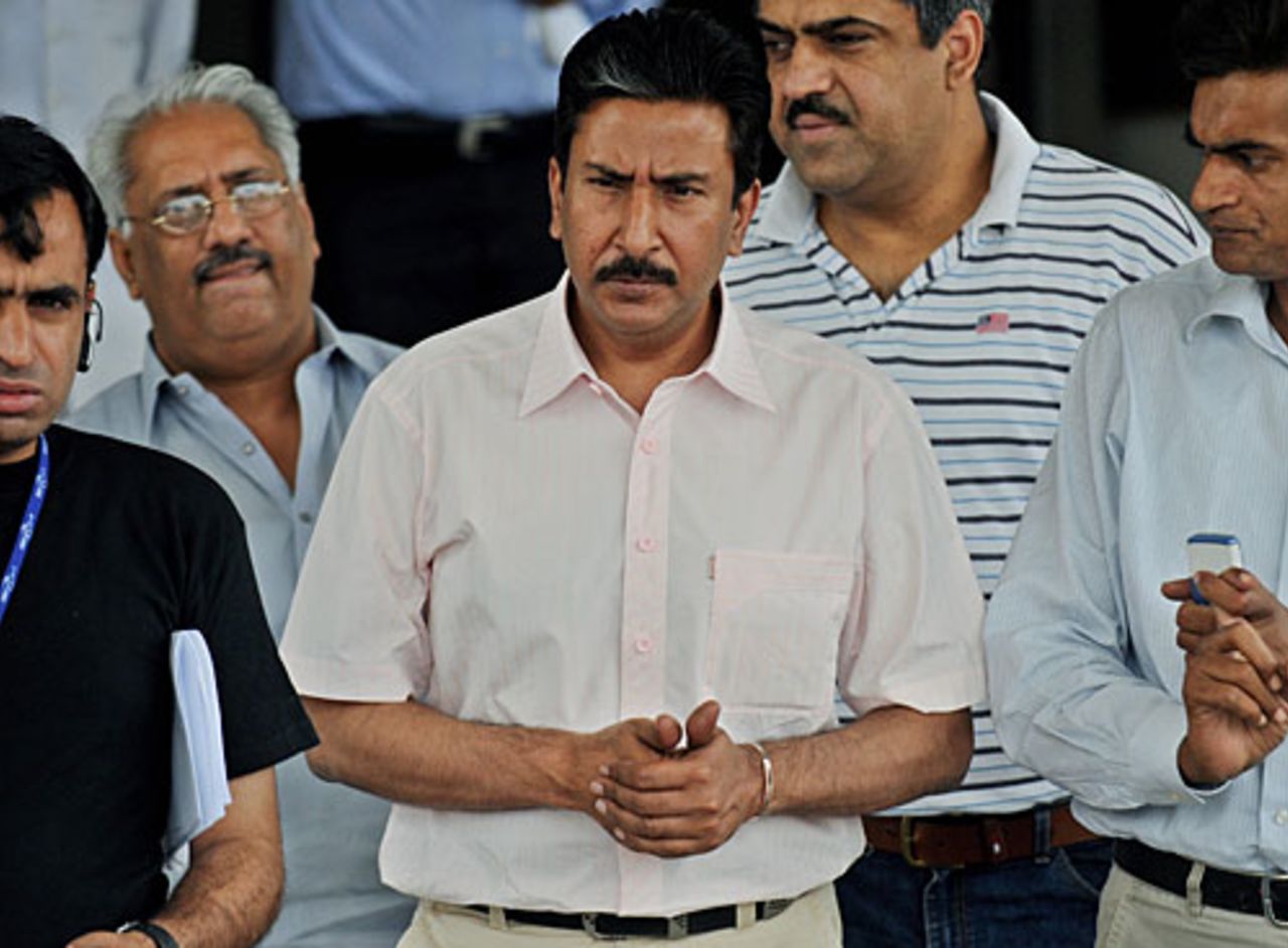 Saleem Malik steps out of the Supreme Court, Islamabad, May 22, 2008
