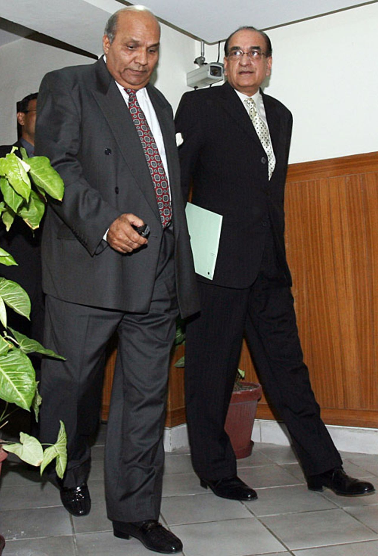 Intikhab Alam and Shahid Hamid, the head of Pakistan's anti-doping tribunal, arrive for a press conference, Lahore, November 2, 2006