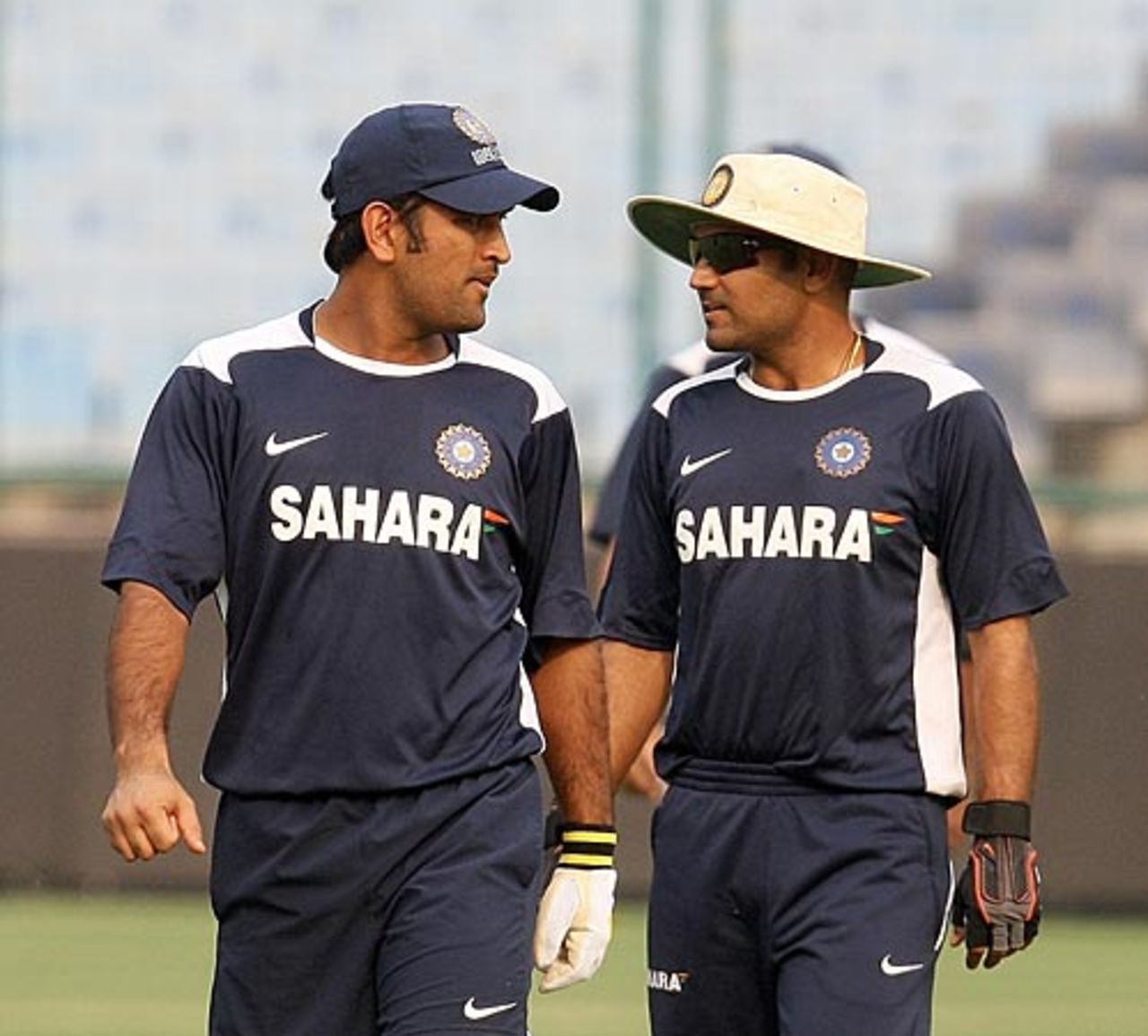 Mahendra Singh Dhoni and Virender Sehwag in discussion, Delhi, October 26, 2008