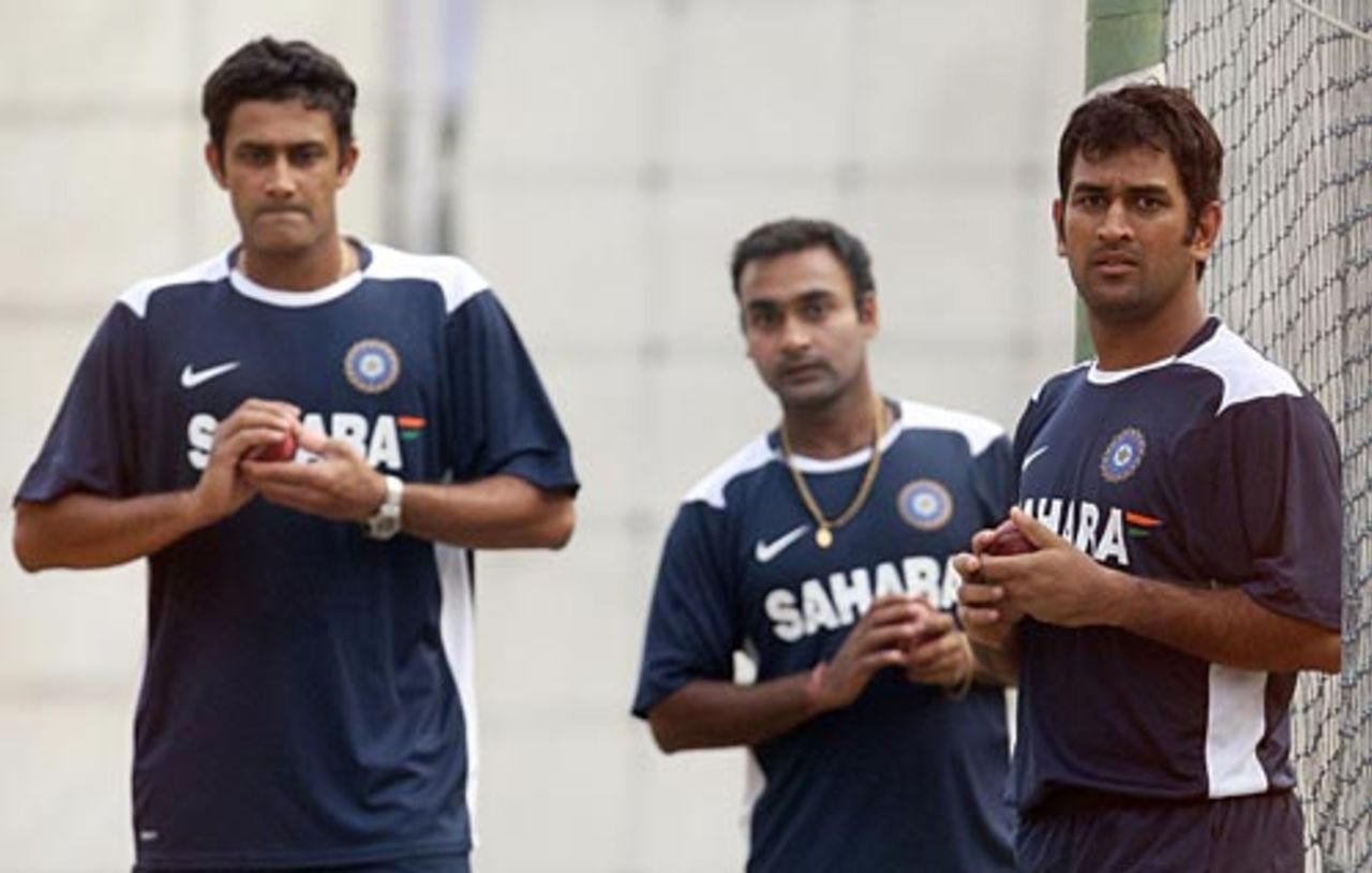 Anil Kumble, Amit Mishra and Mahendra Singh Dhoni at the practice session, Delhi, October 26, 2008