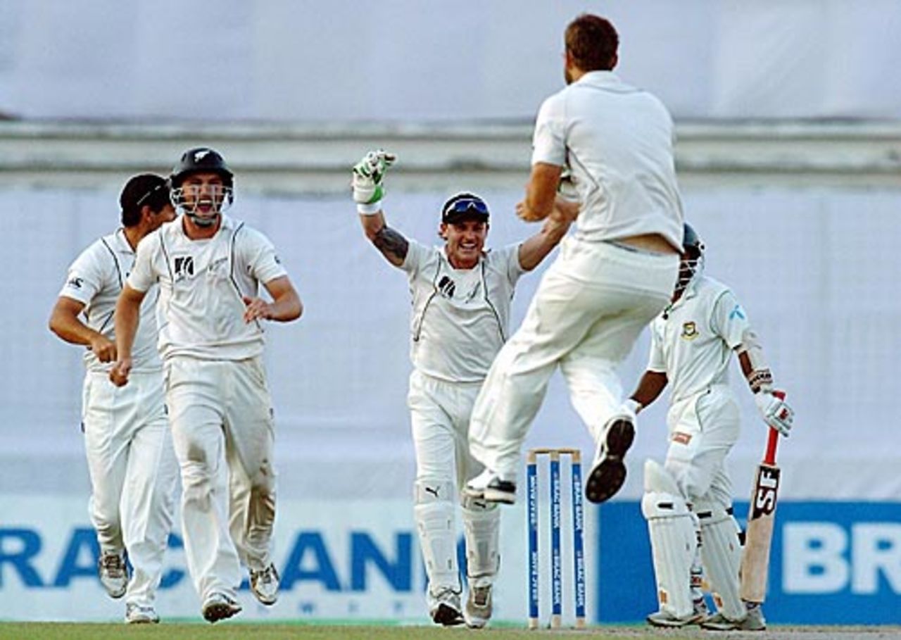Daniel Vettori leaps for joy after picking up his third wicket of the match, Bangladesh v New Zealand, 2nd Test, 4th day, Mirpur, October 28, 2008