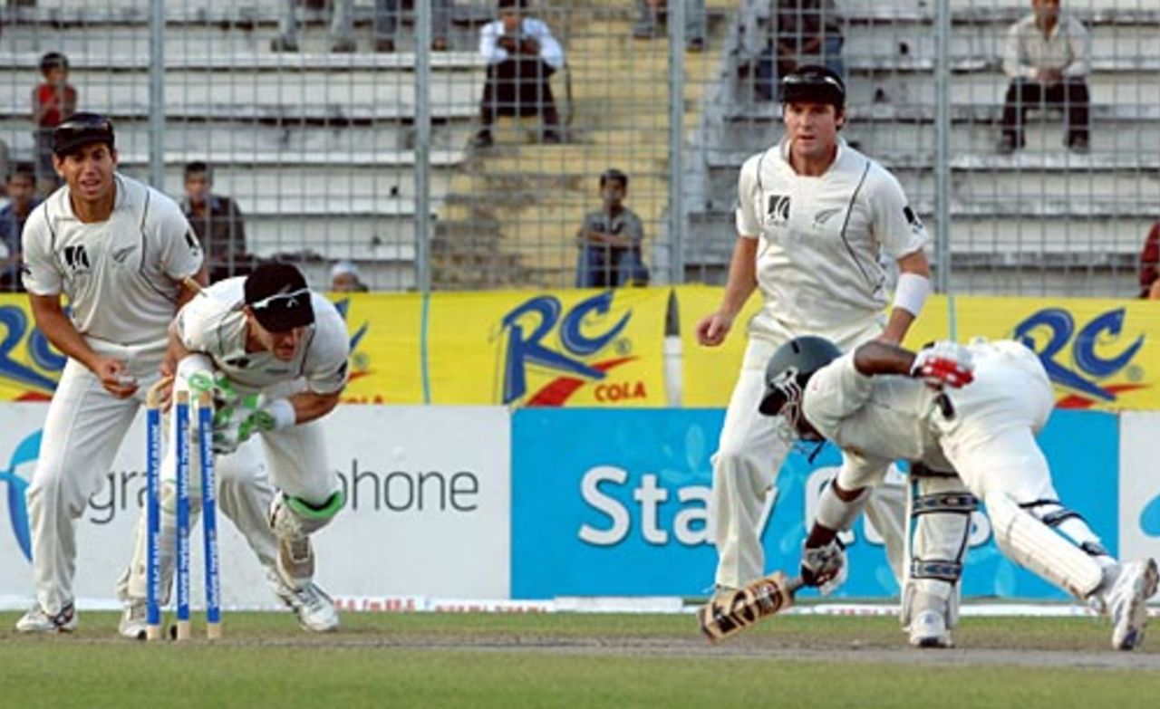 Brendon McCullum whips the bails off before Junaid Siddique can get back, Bangladesh v New Zealand, 2nd Test, 4th day, Mirpur, October 28, 2008